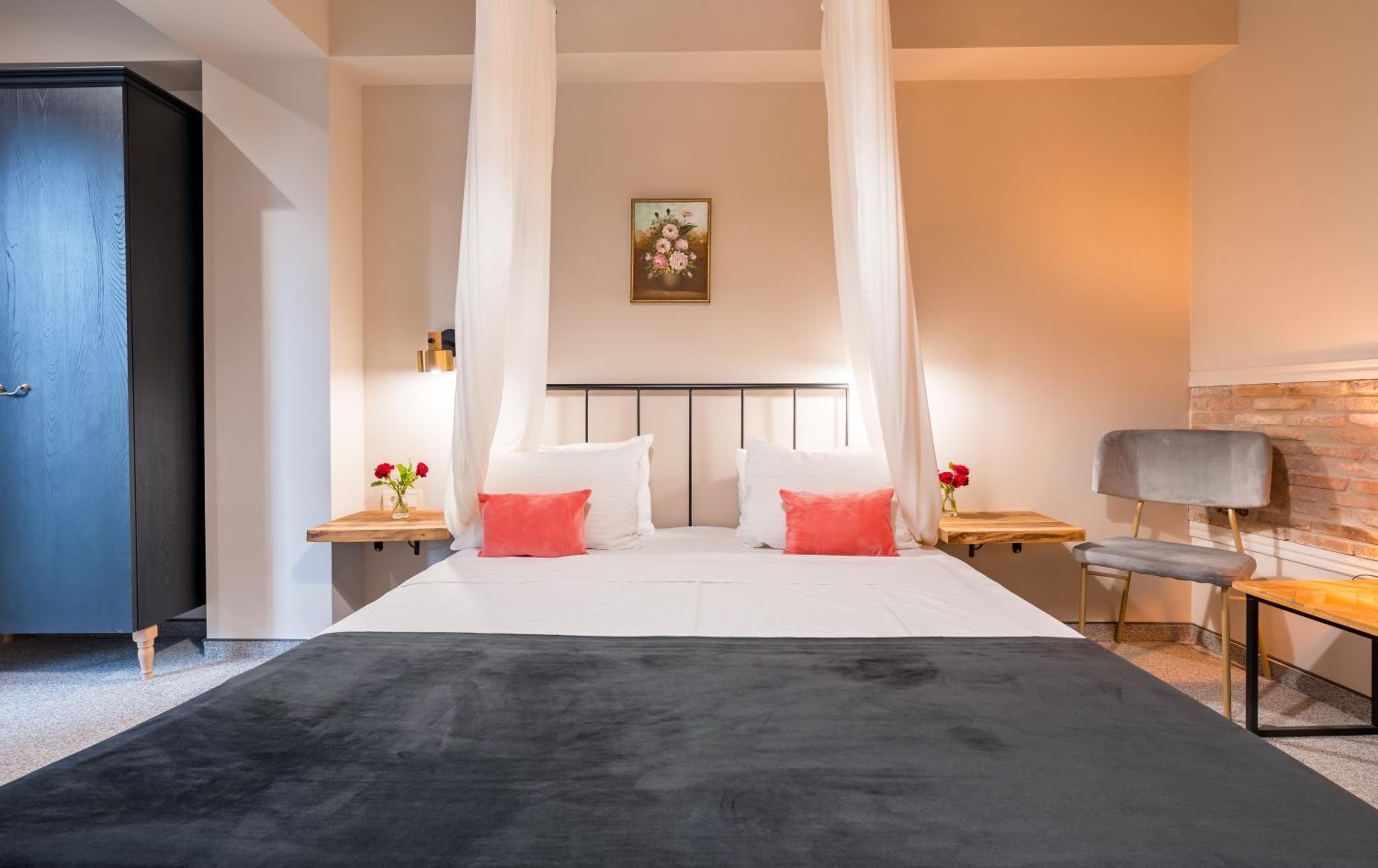 Suite - Photo 1