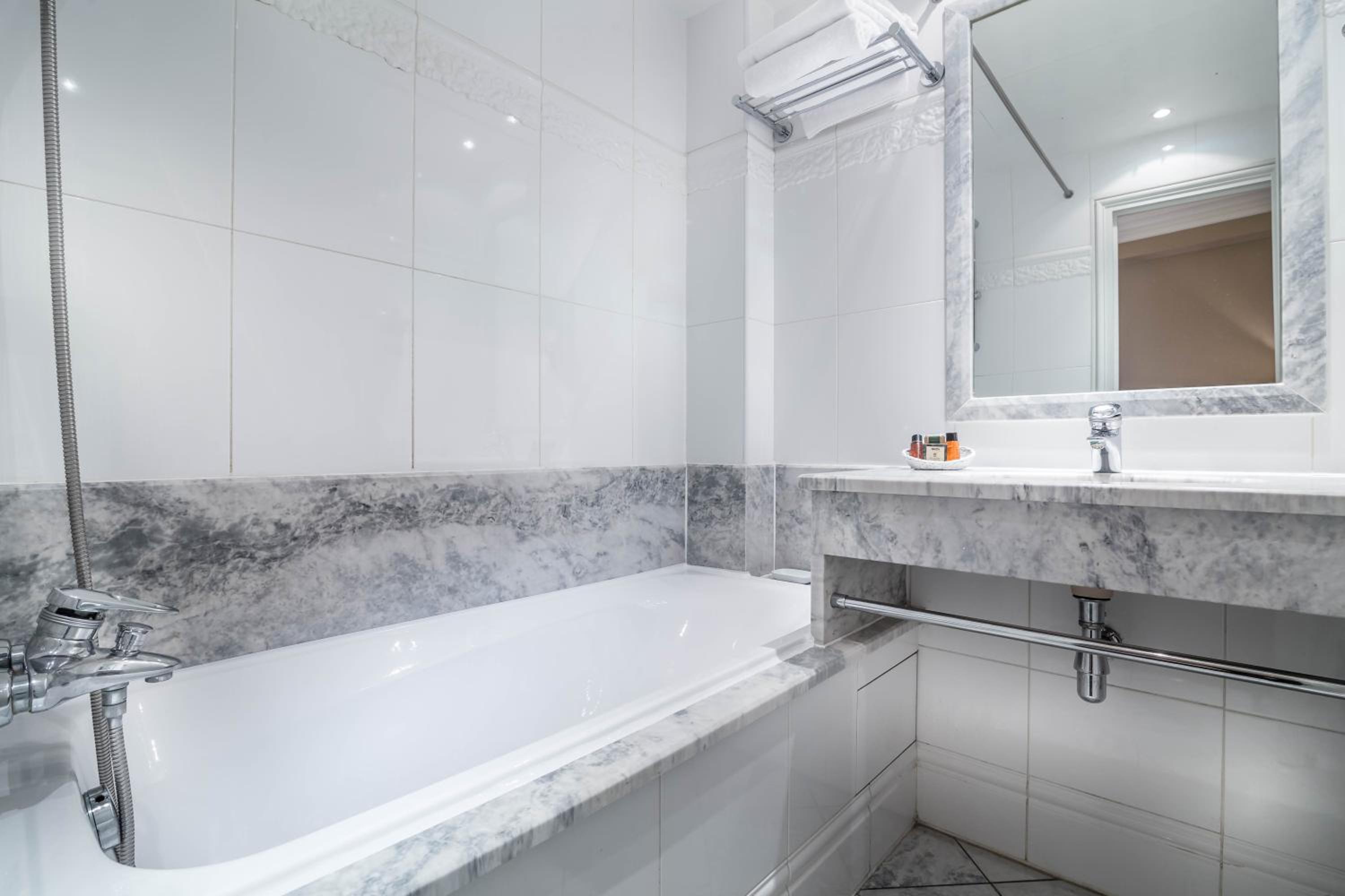 Junior Suite with Spa Access photo 2
