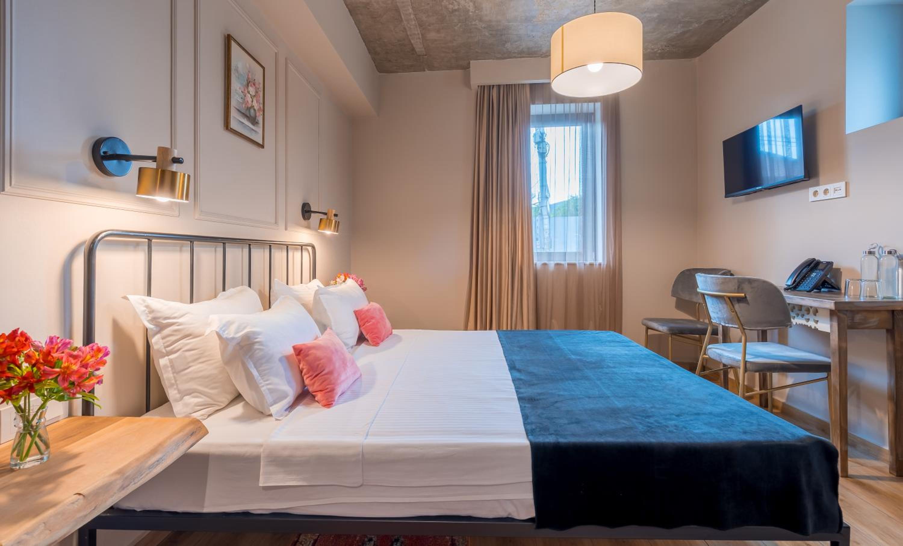 Budget Double Room - Photo 8