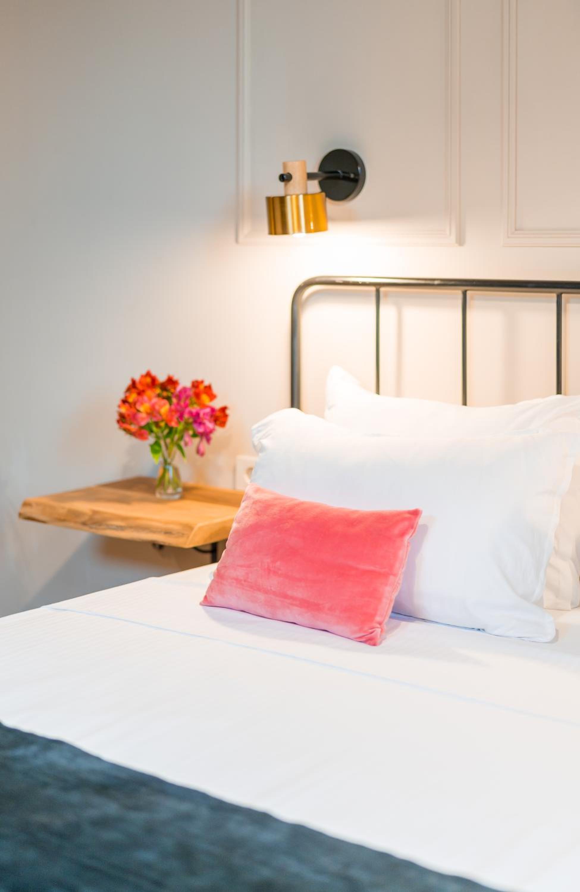 Budget Double Room - Photo 9