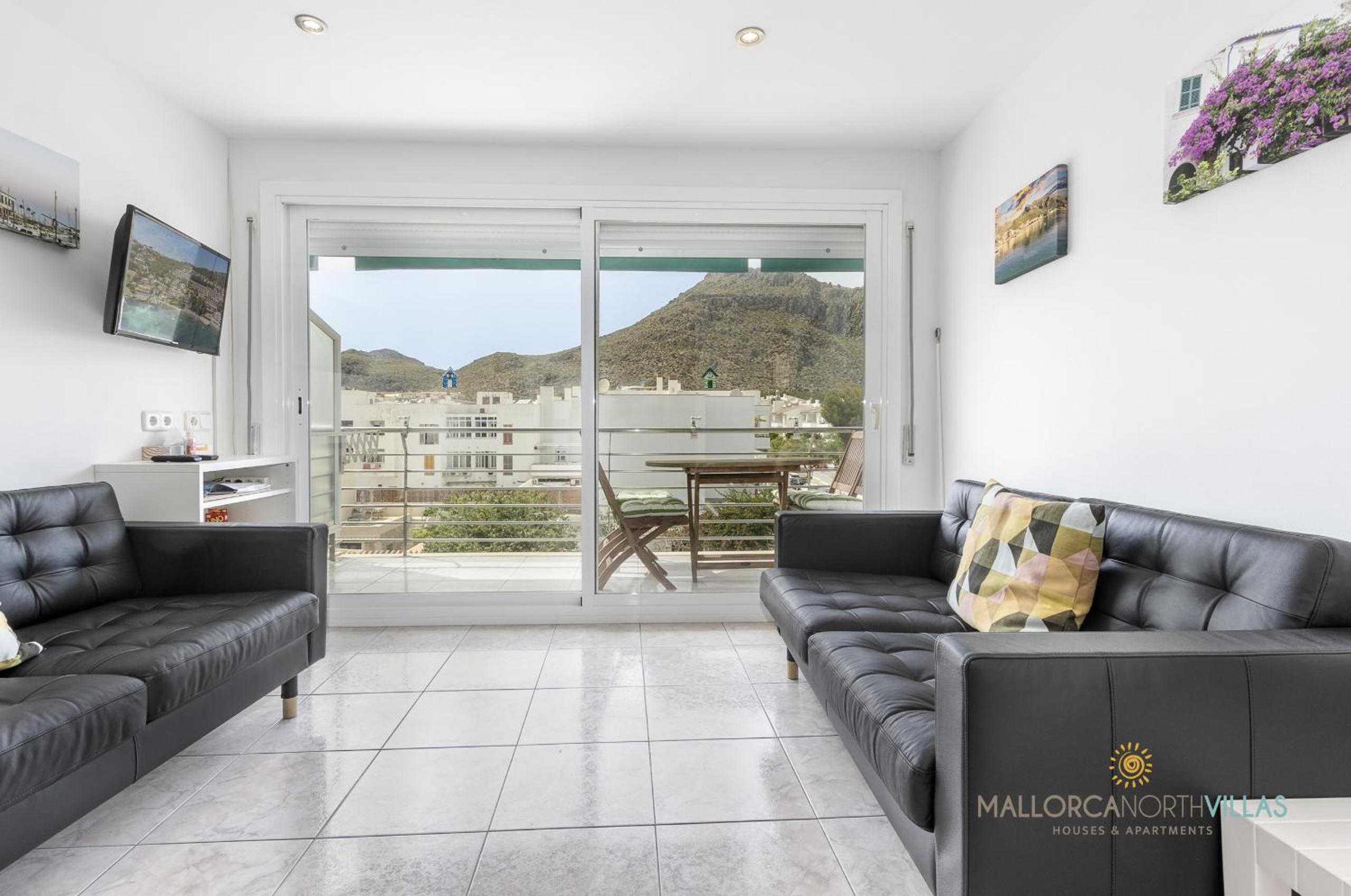 Apartment with Balcony photo 2
