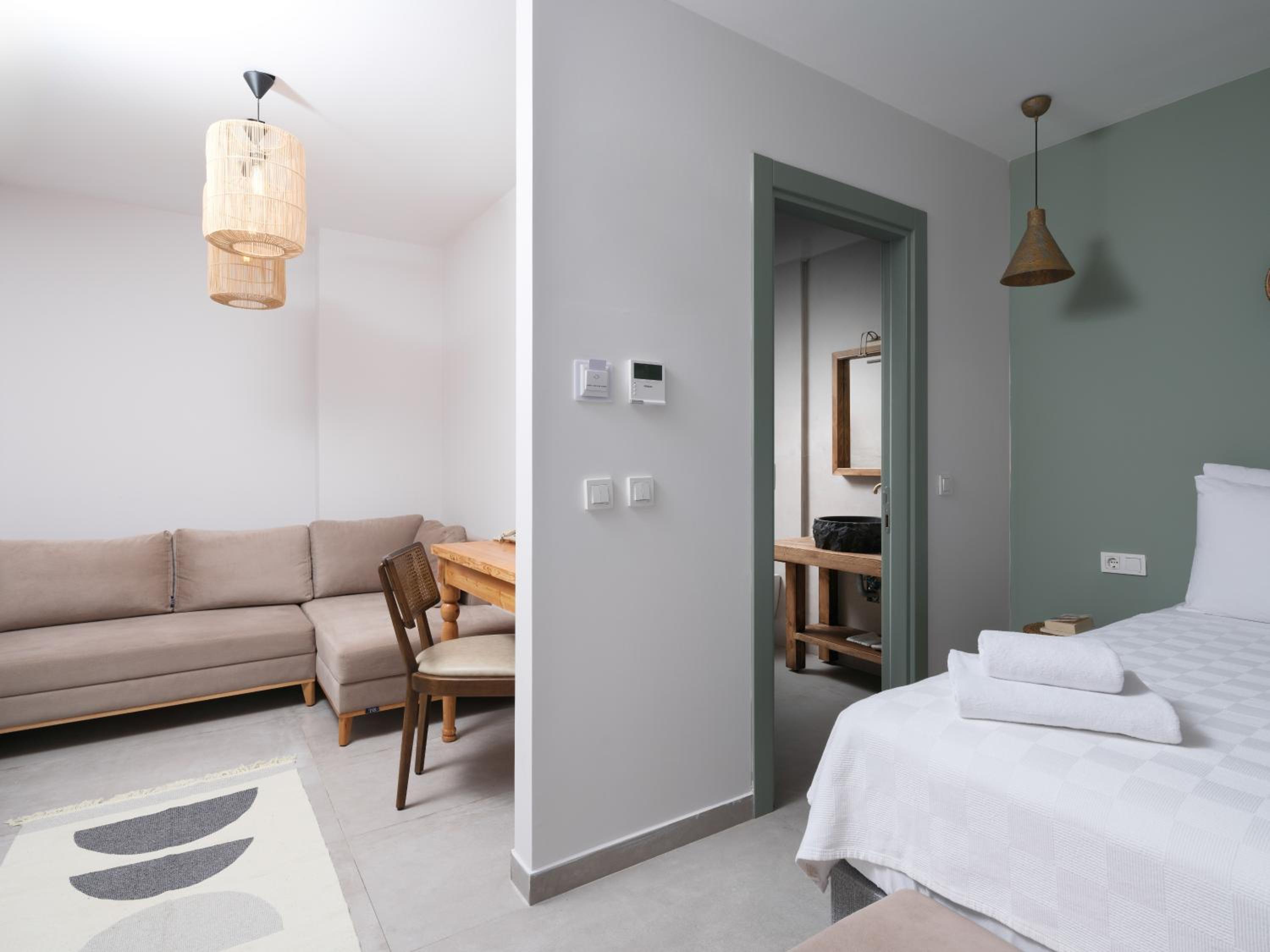 Deluxe Room - Photo 5