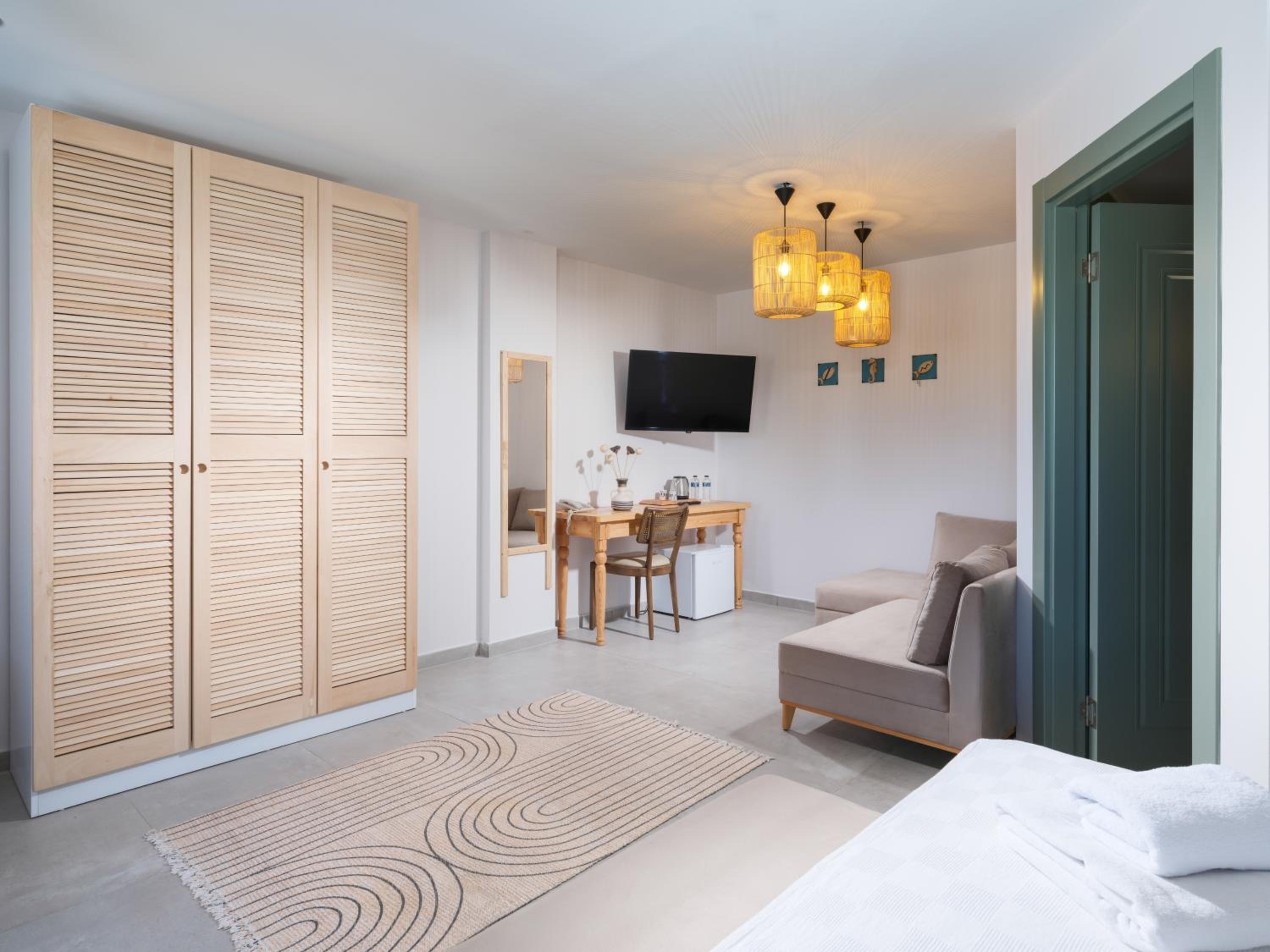 Double Room with Balcony (3 Adults) - Photo 3