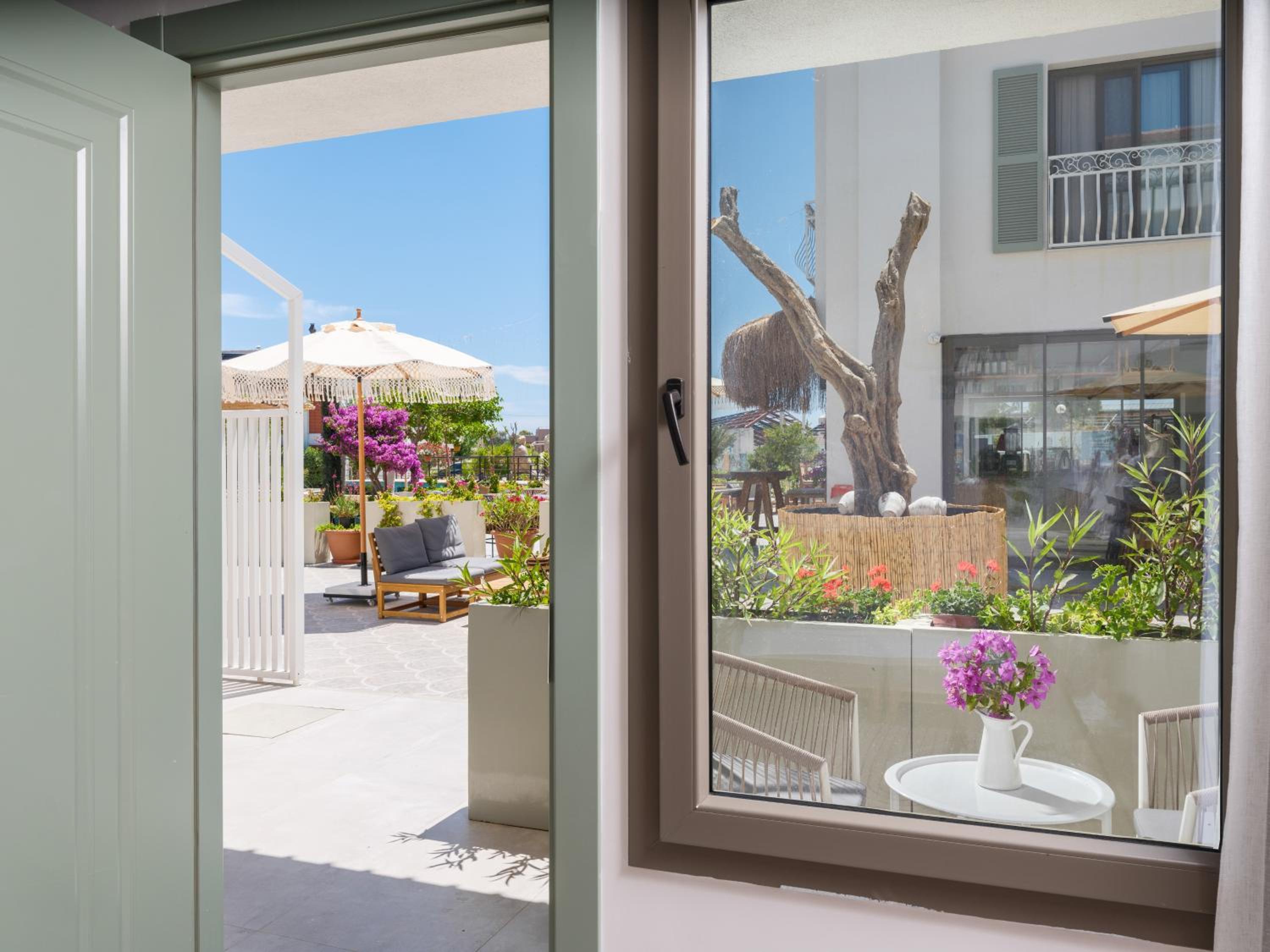 Double Room with Balcony (3 Adults) - Photo 6
