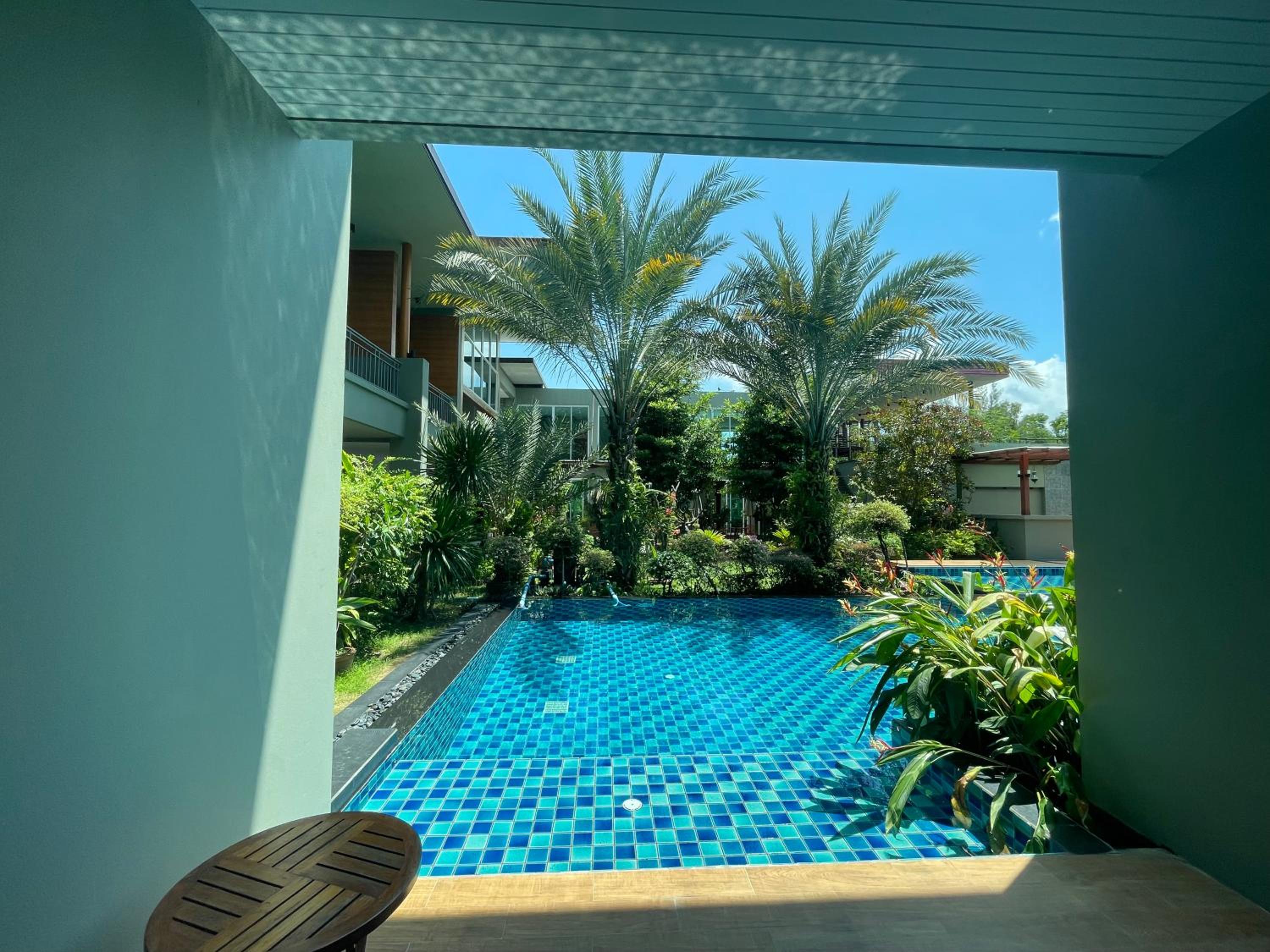 Deluxe Double or Twin Room with Pool Access photo 2