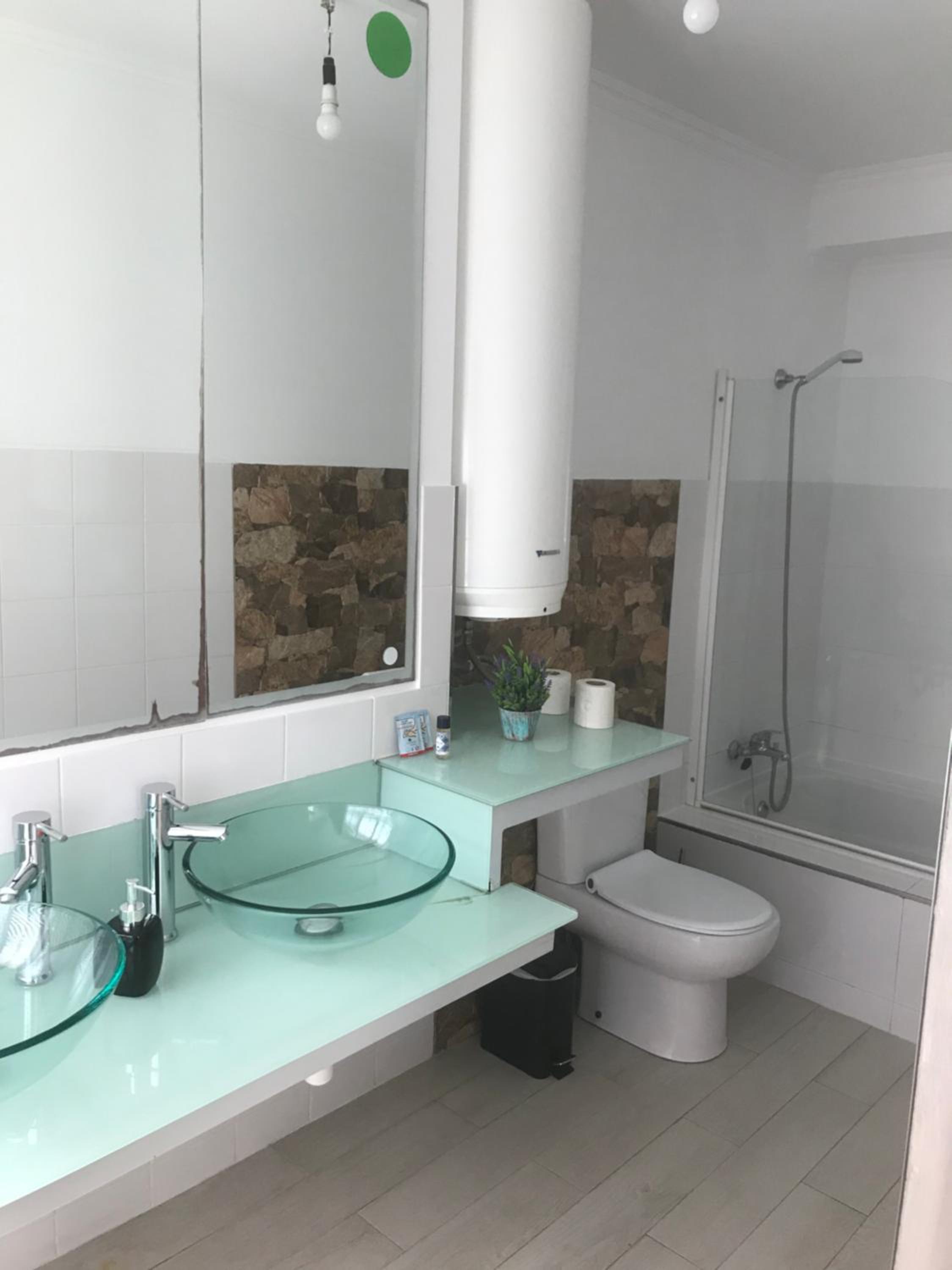 Large Double Room - Photo 4