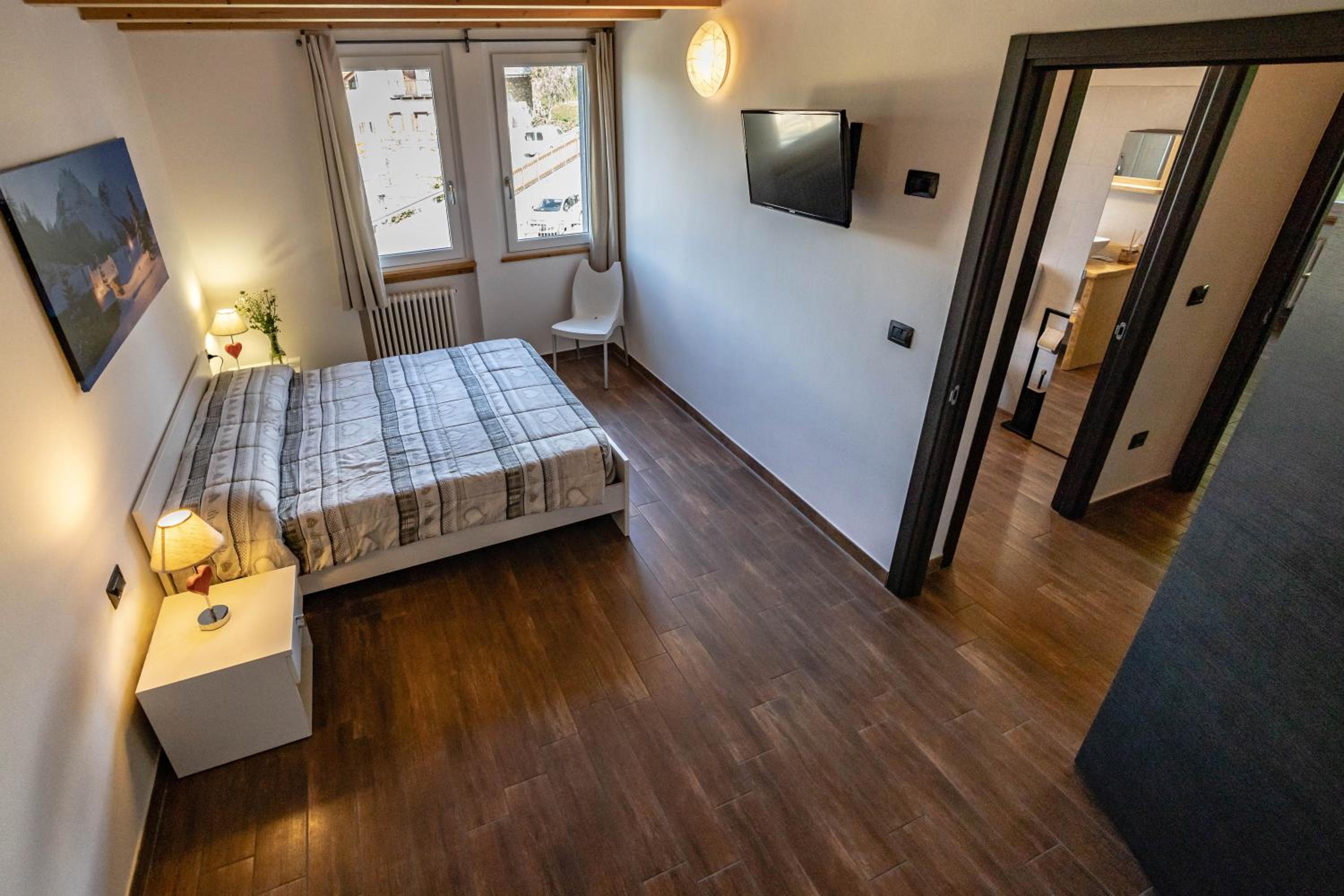 One-Bedroom Apartment - Split Level - Photo 2