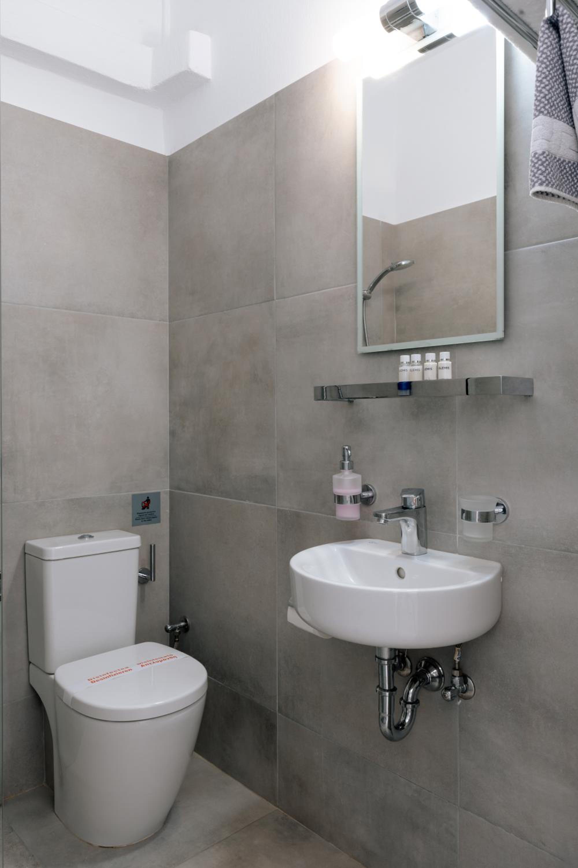 Standard Twin Room with Sea View - Photo 3