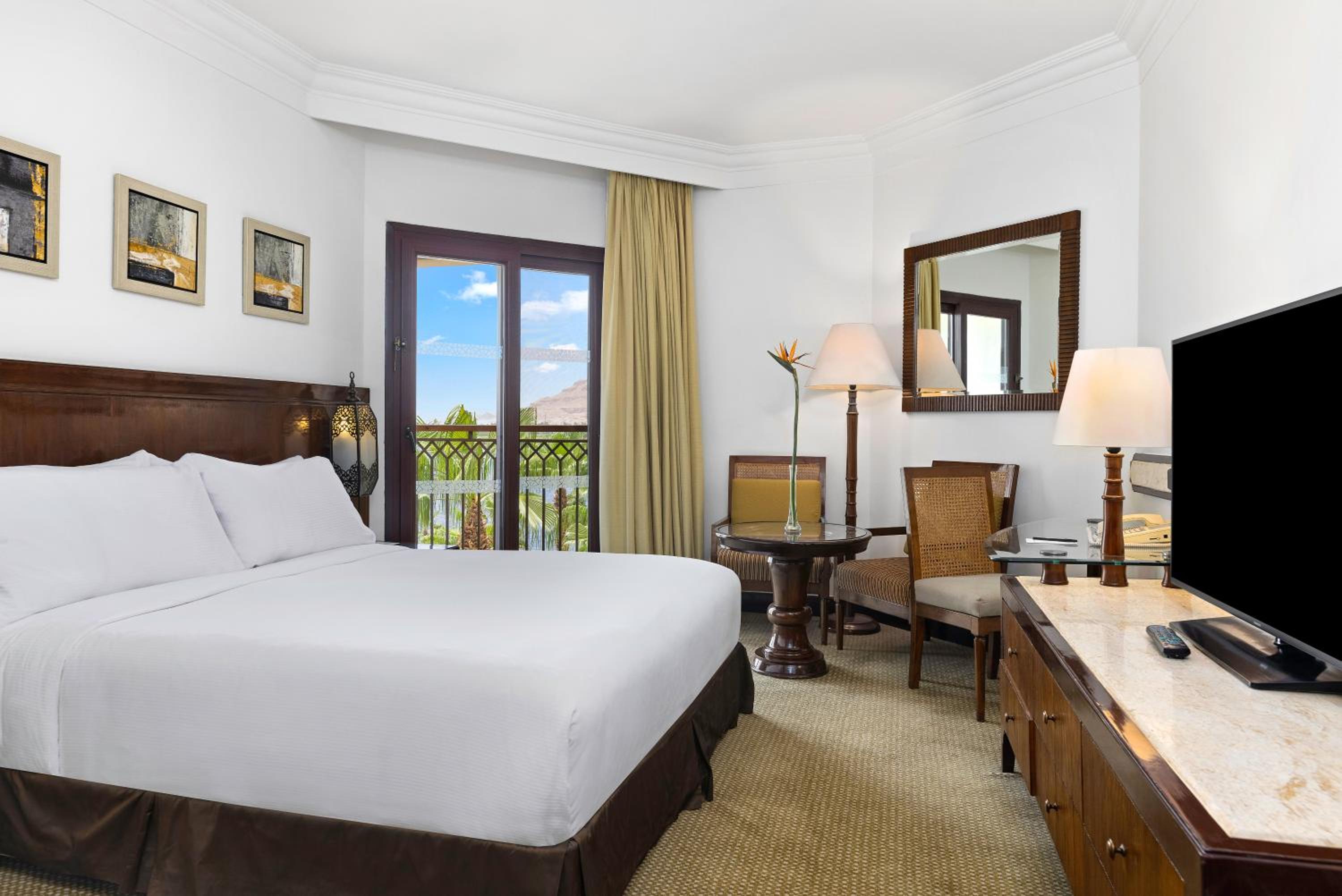 One-Bedroom Guest King Room with River View thumbnail 6