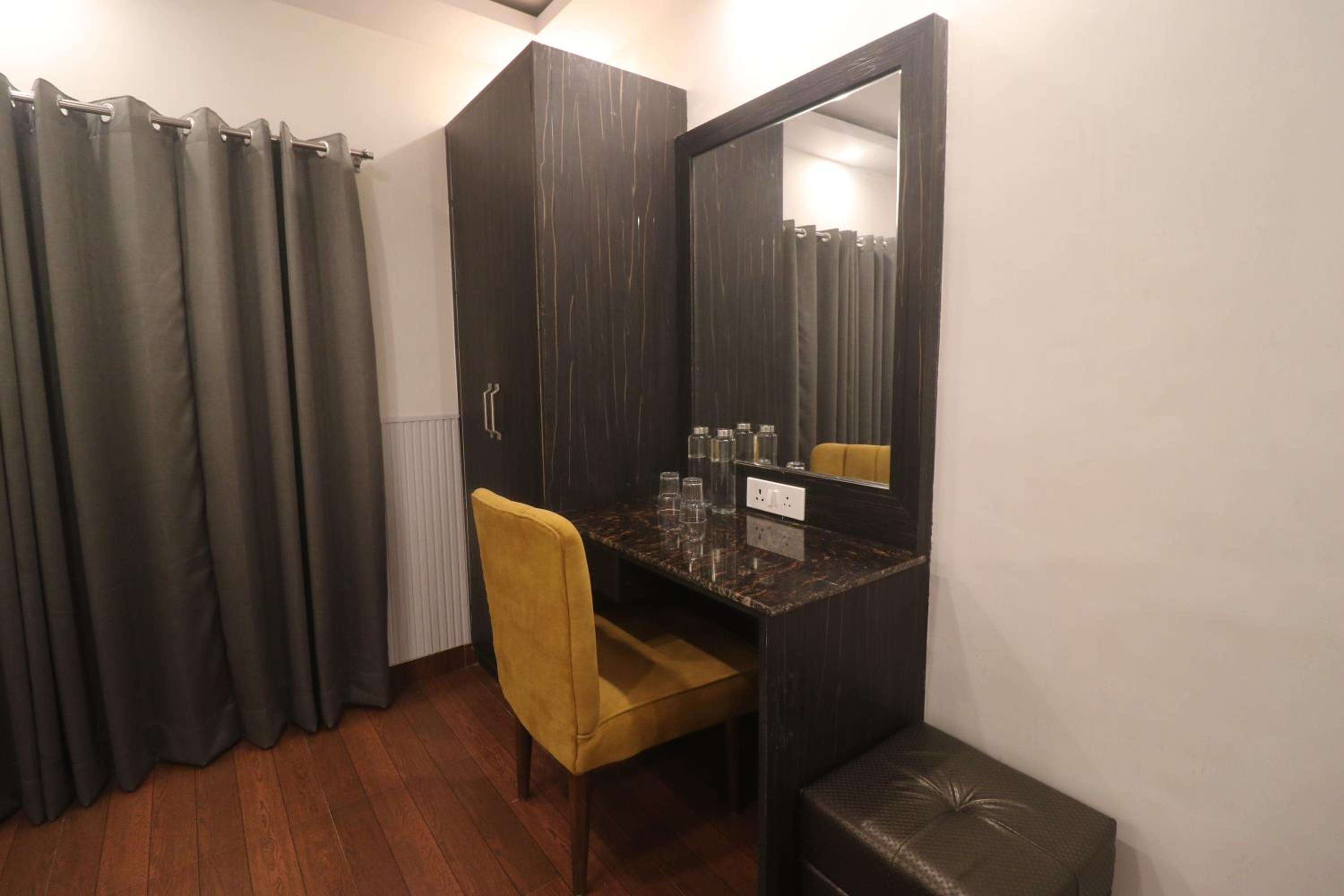 Deluxe Room - Photo 13