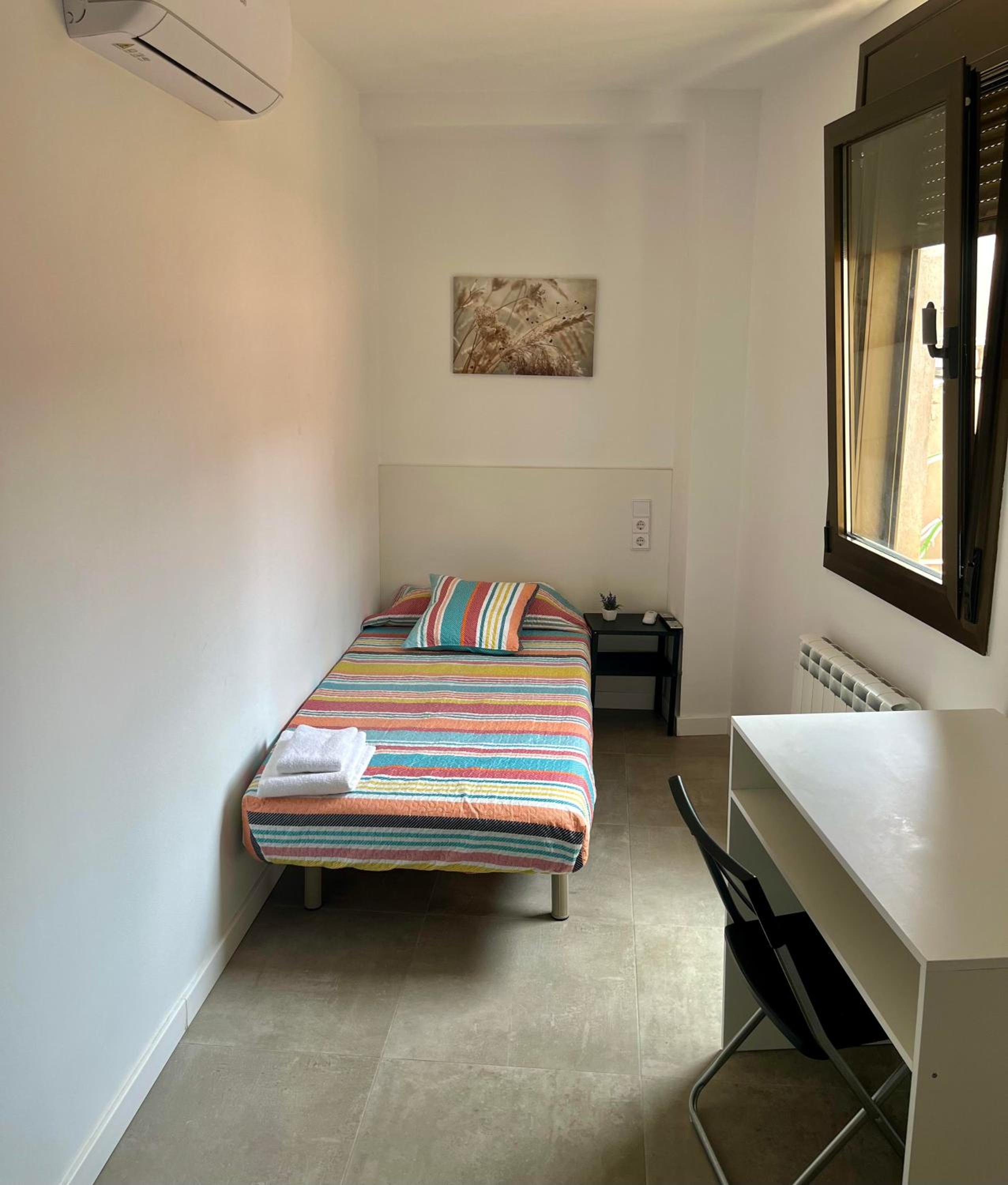 Single Room with Private Bathroom photo 3