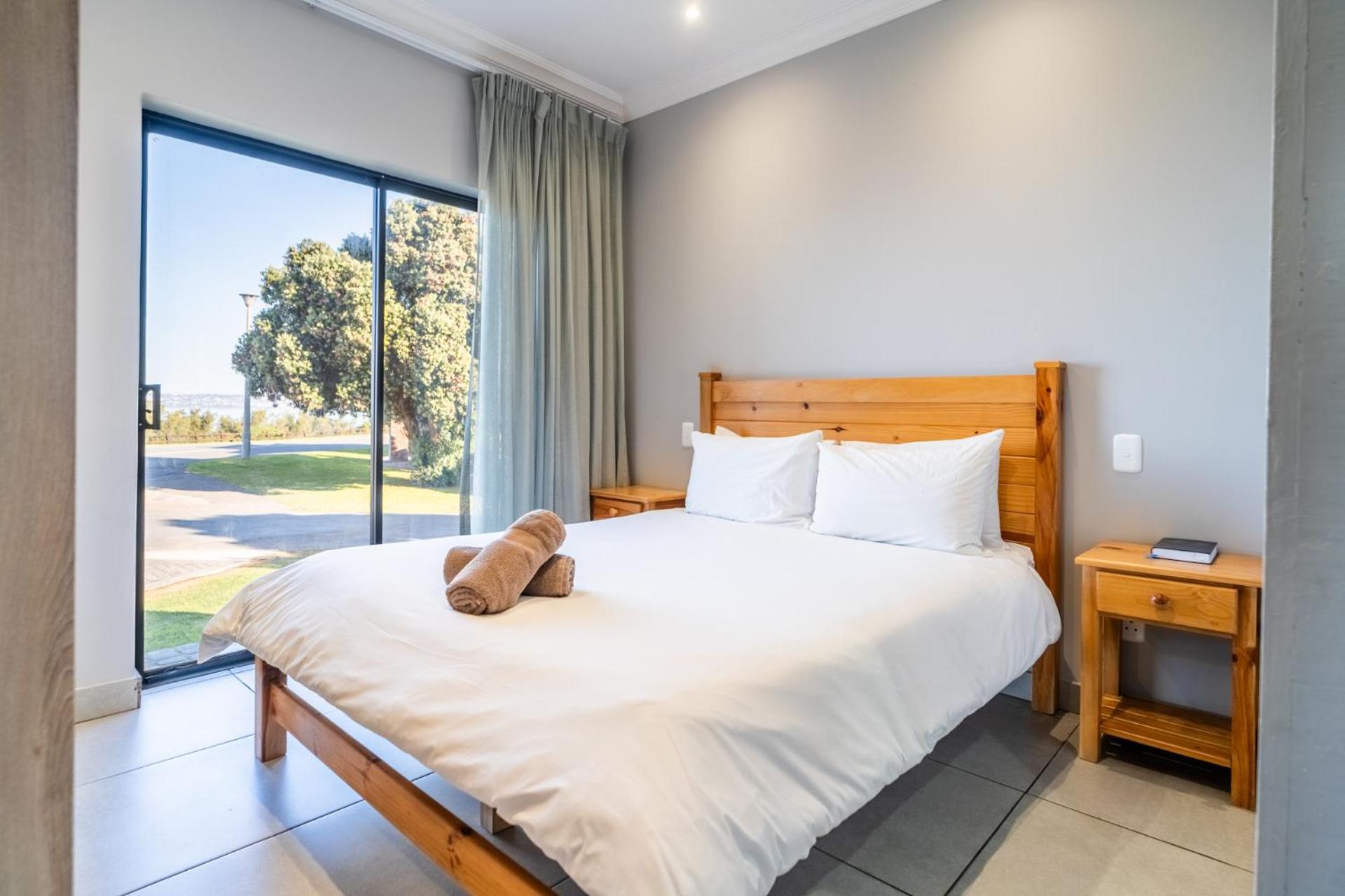 8 Sleeper Beach House (3 Bedrooms & 2 Bathrooms)
