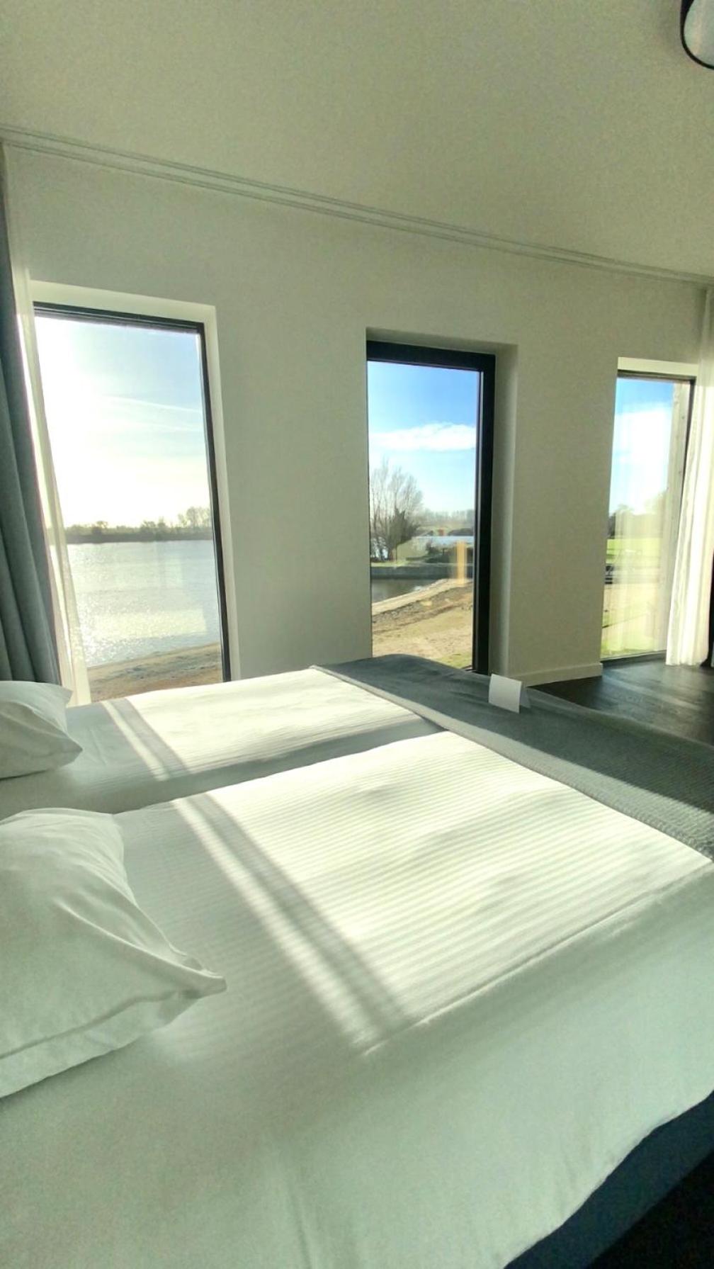 Twin Room with Lake View - Photo 1