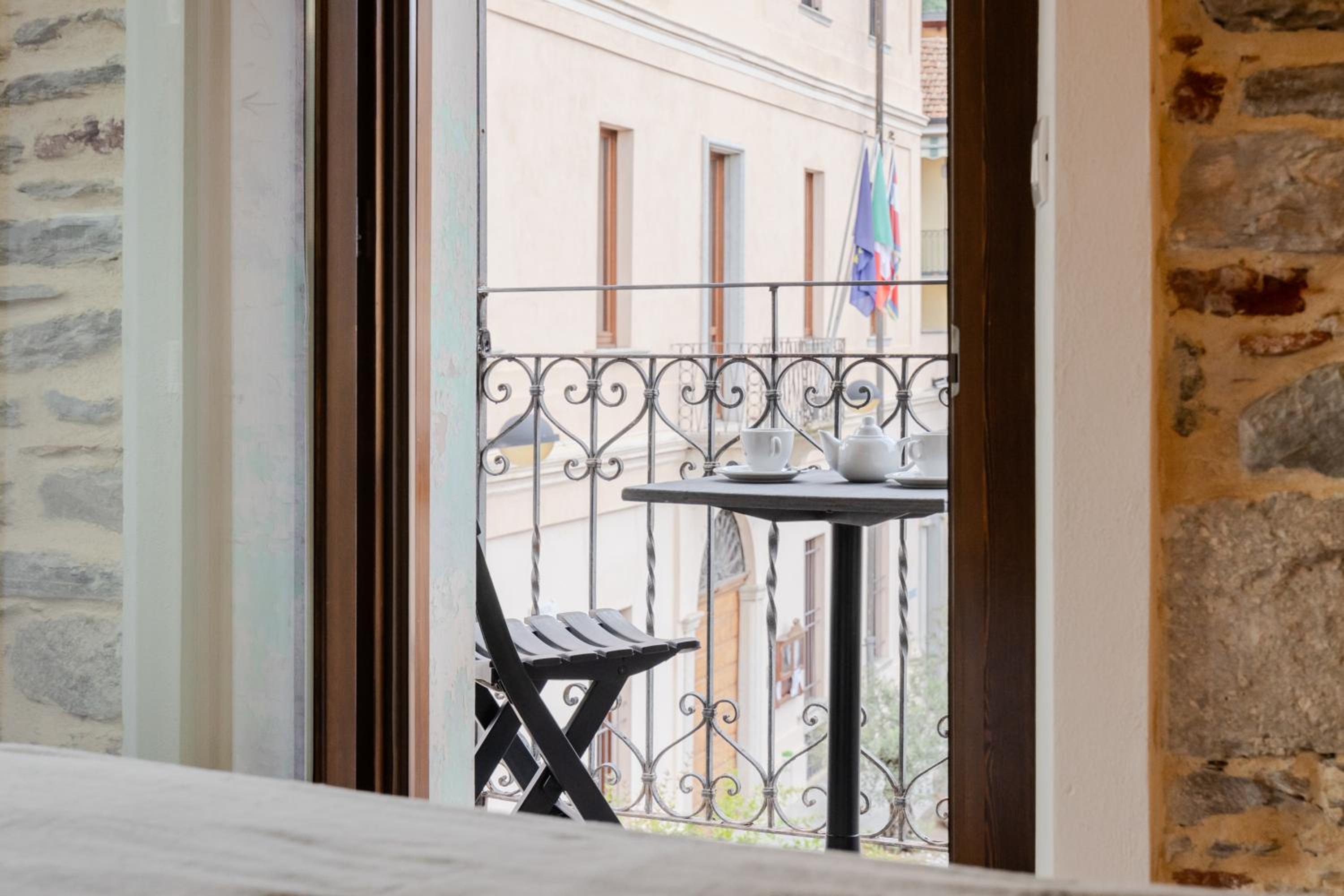 Deluxe Double Room with Balcony - Photo 4