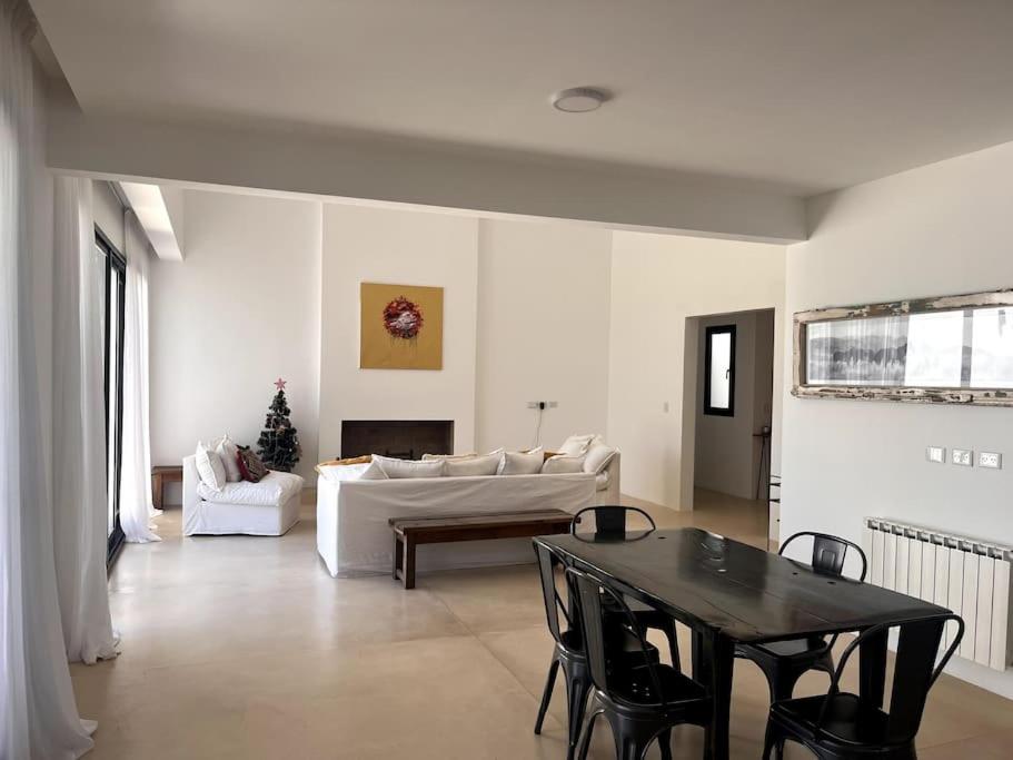 Four-Bedroom House photo 2