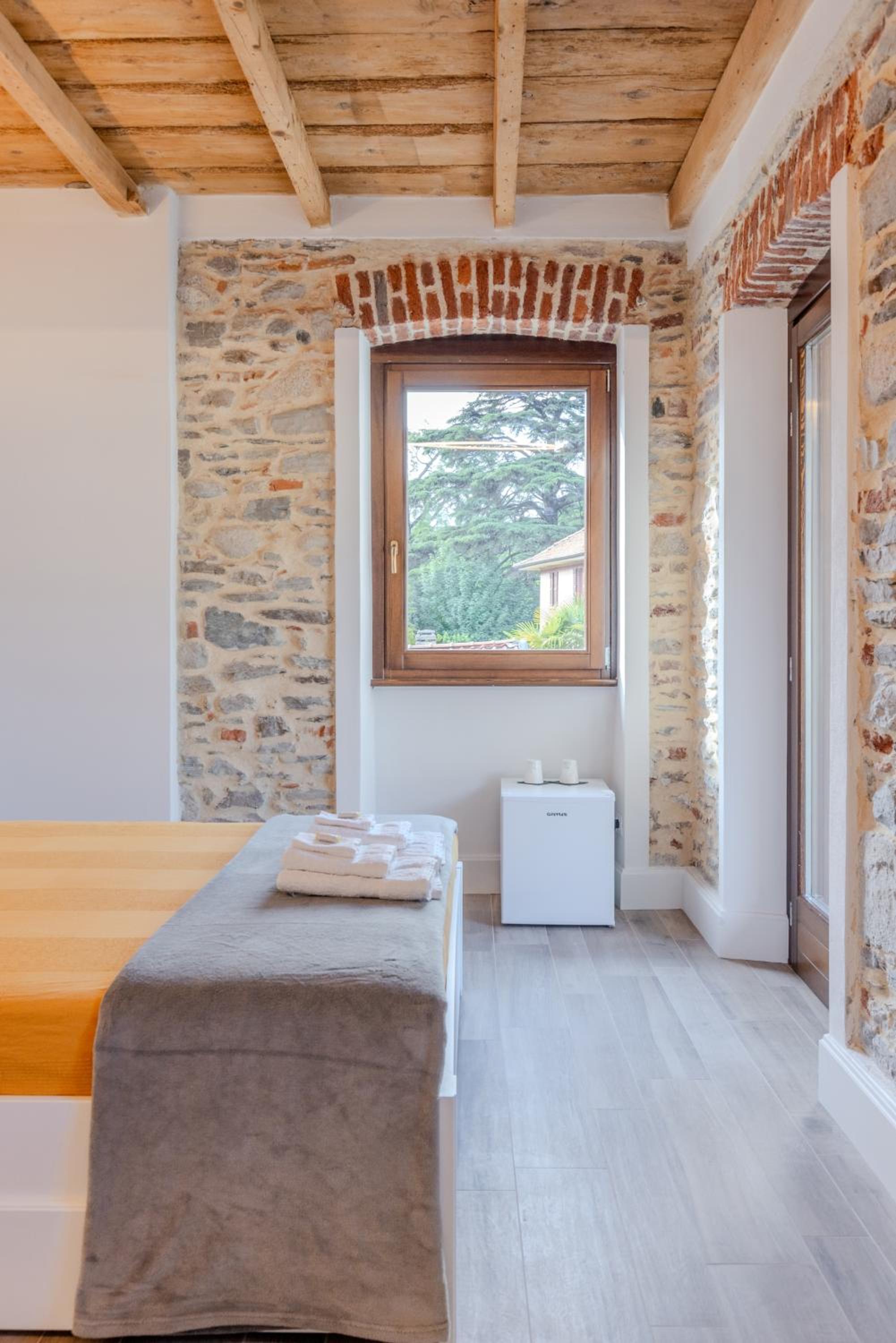 Deluxe Double Room with Balcony - Photo 6