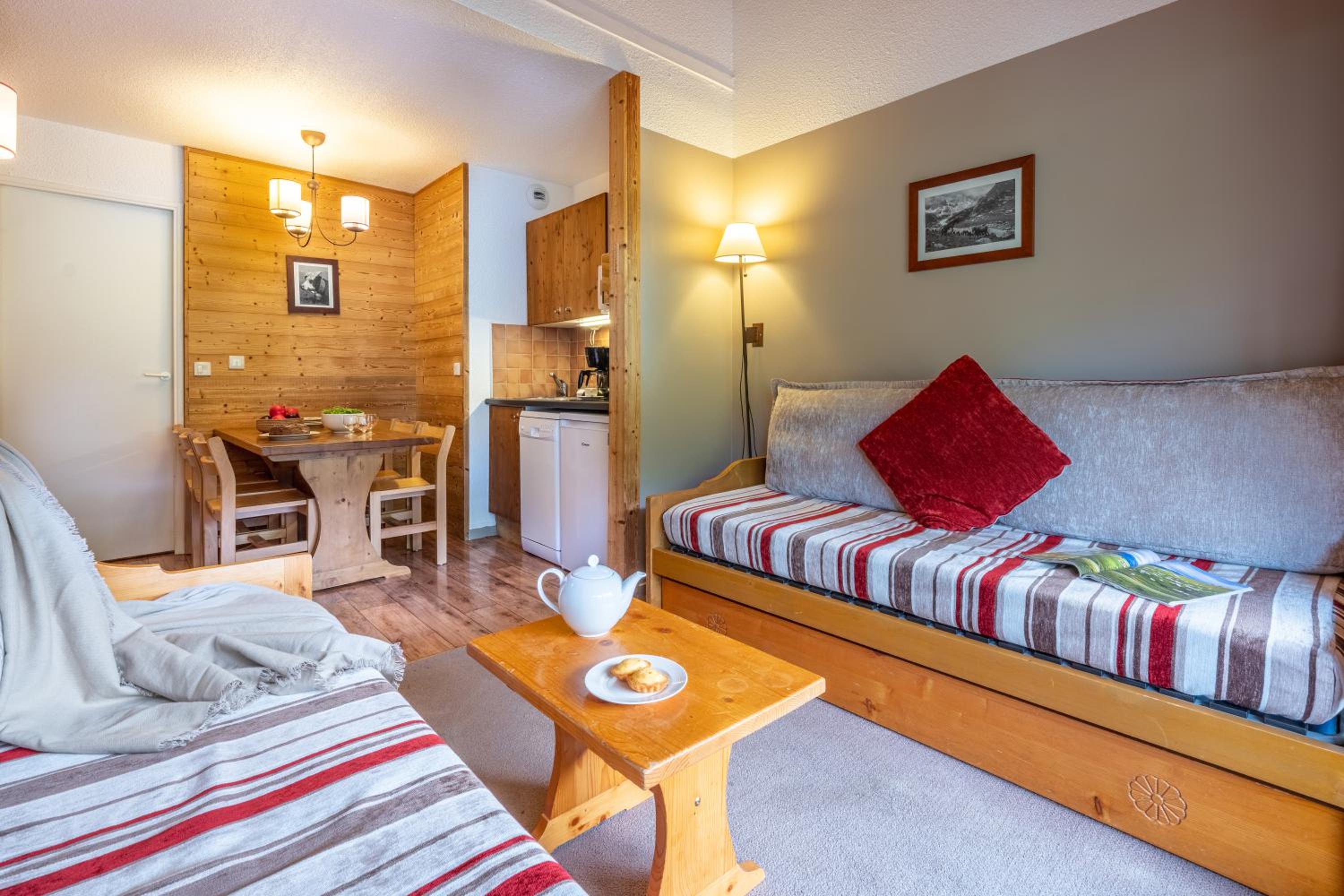Superior One-Bedroom Apartment with Sleeping Alcove (6 People)