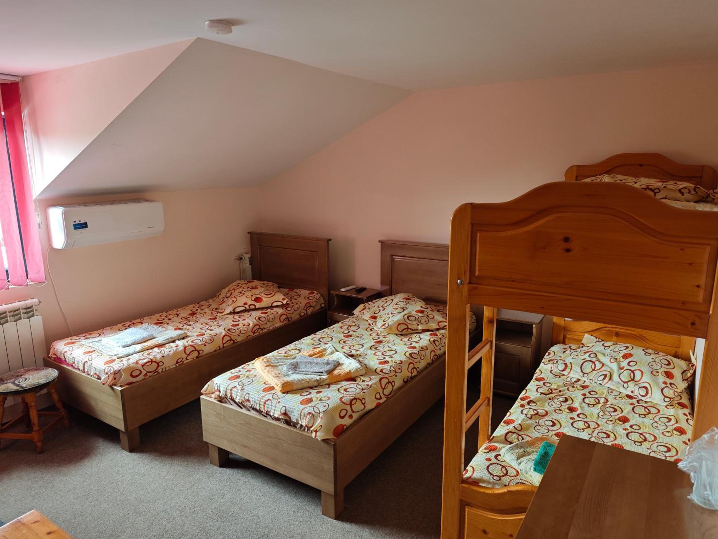 Economy Quadruple Room photo 3