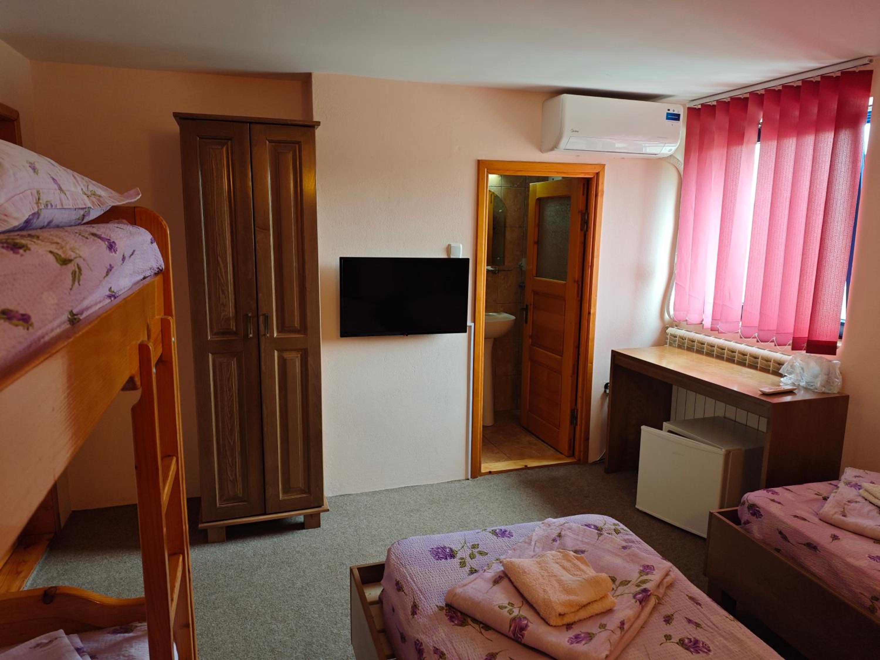Economy Quadruple Room photo 2