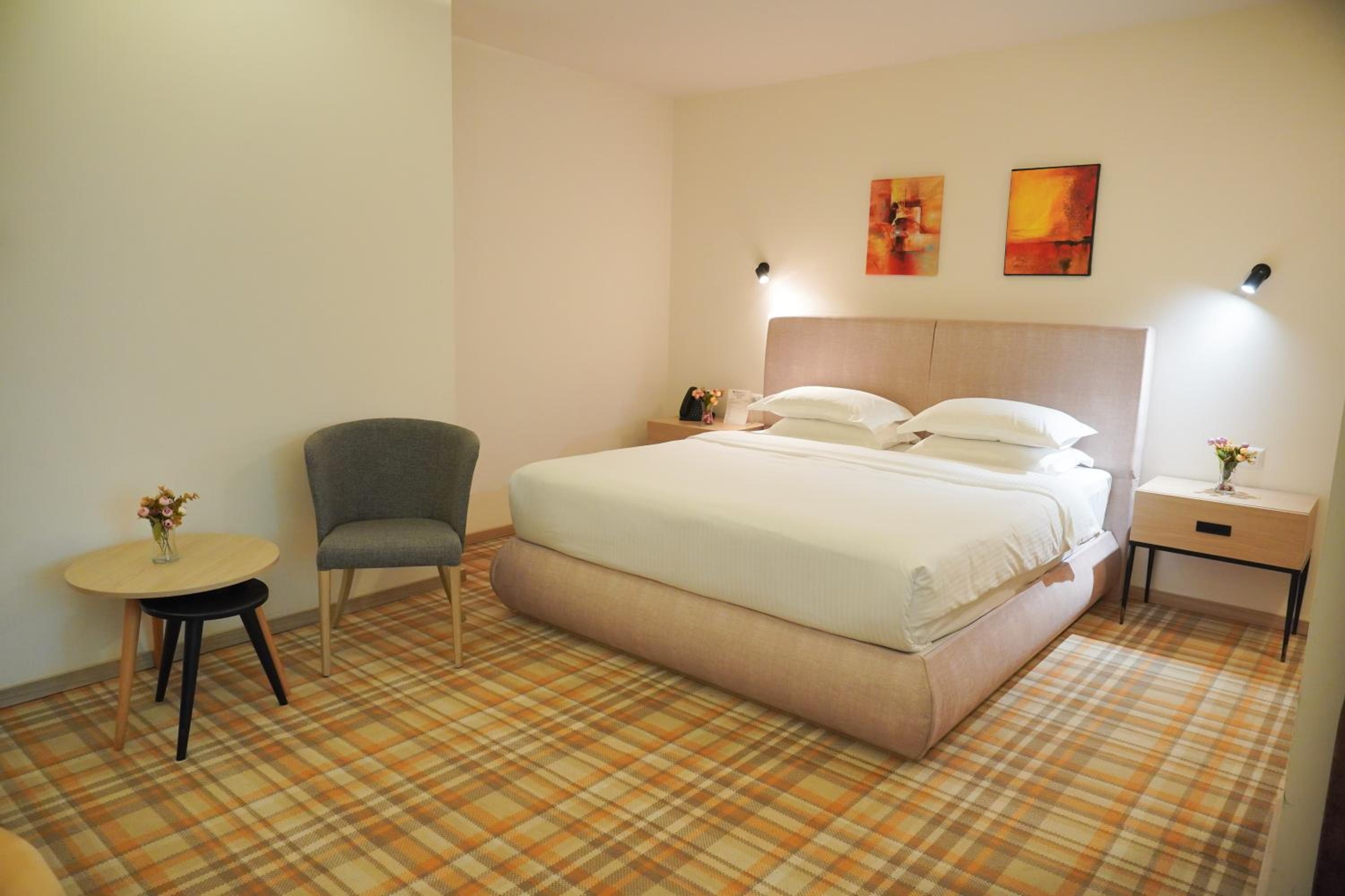 King Room with One King Bed and One Single Bed - Balcony/Mountain View photo 2