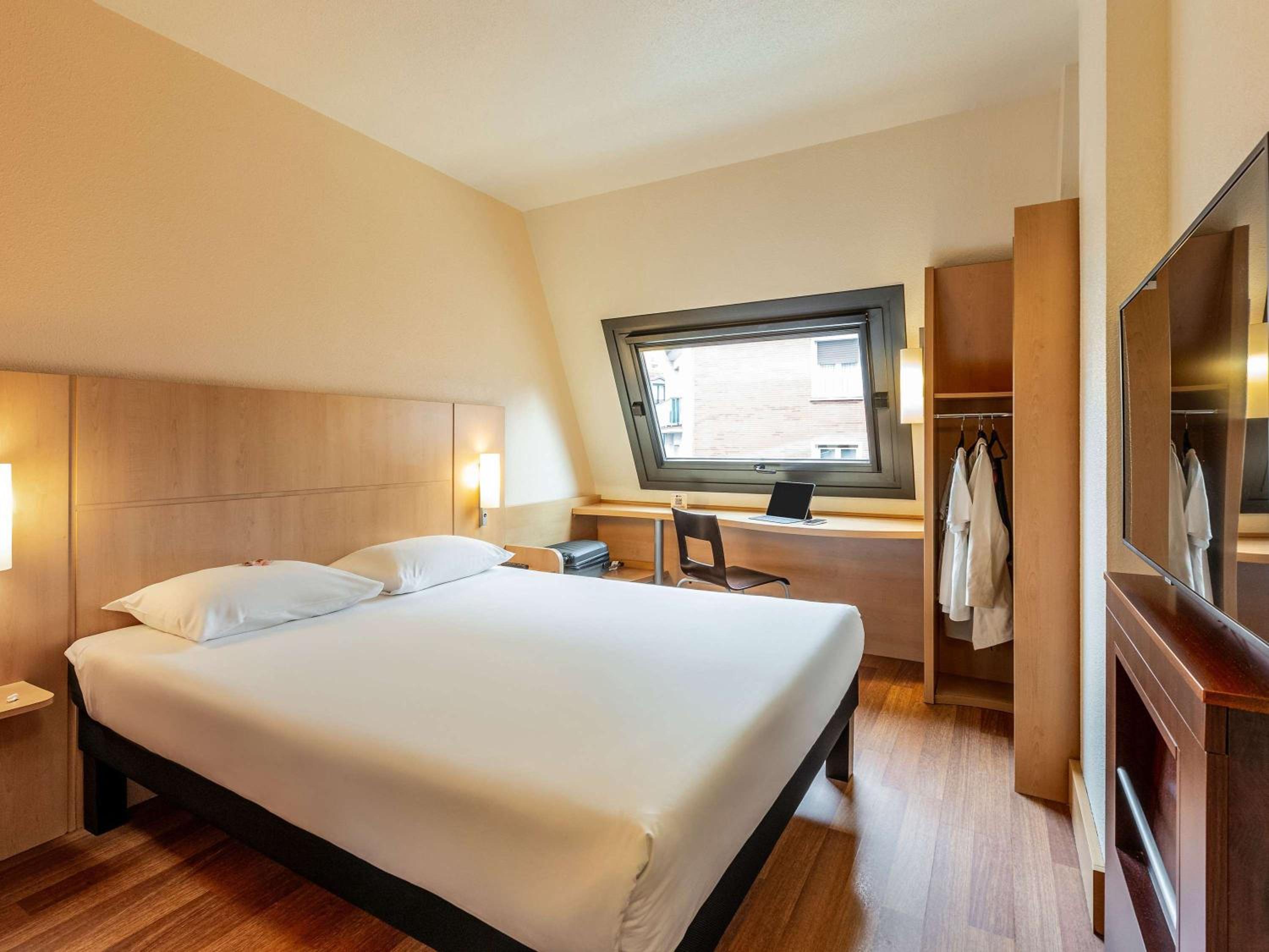 Standard Double Room - Photo 9