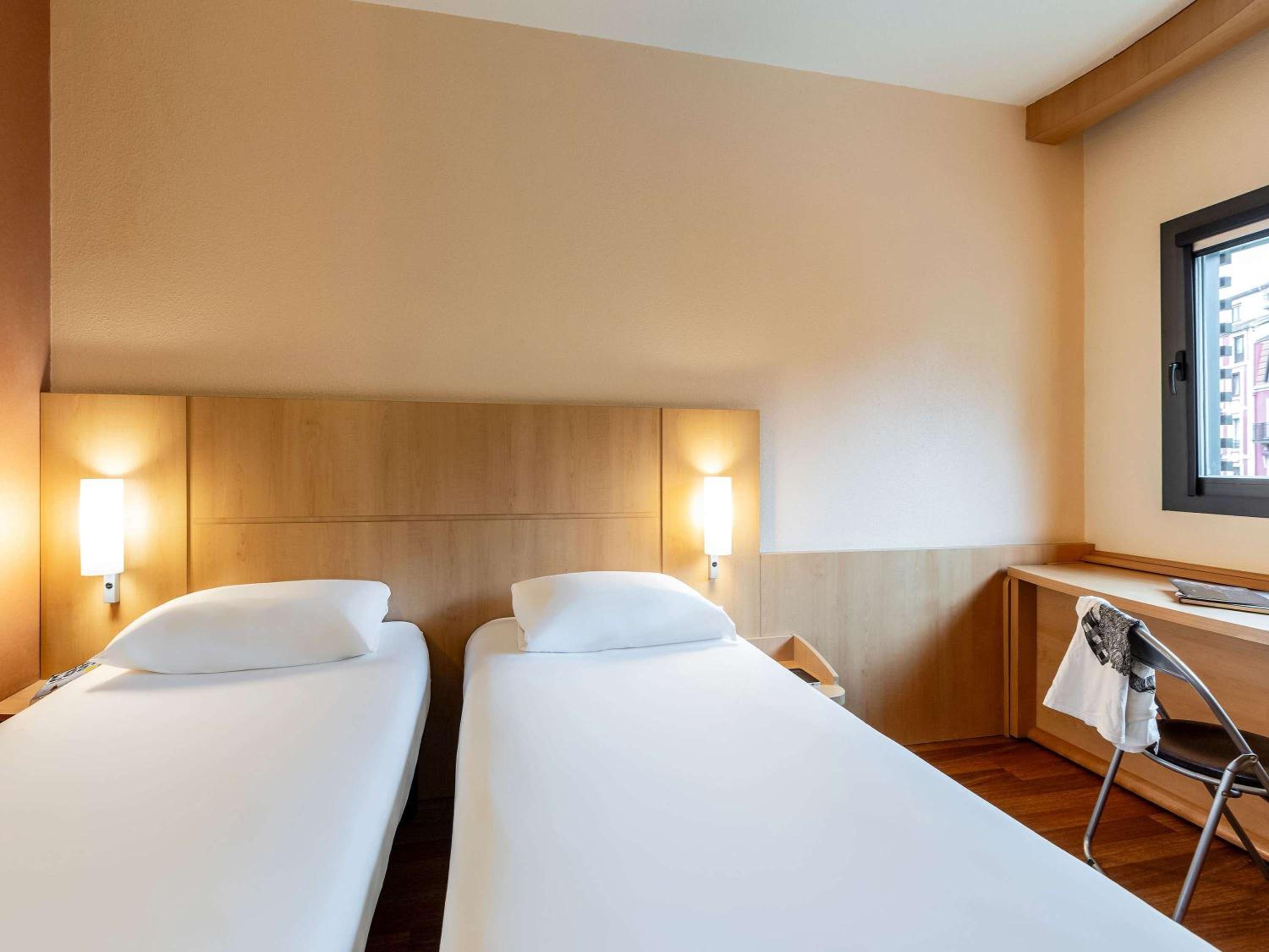 Standard Twin Room - Photo 2
