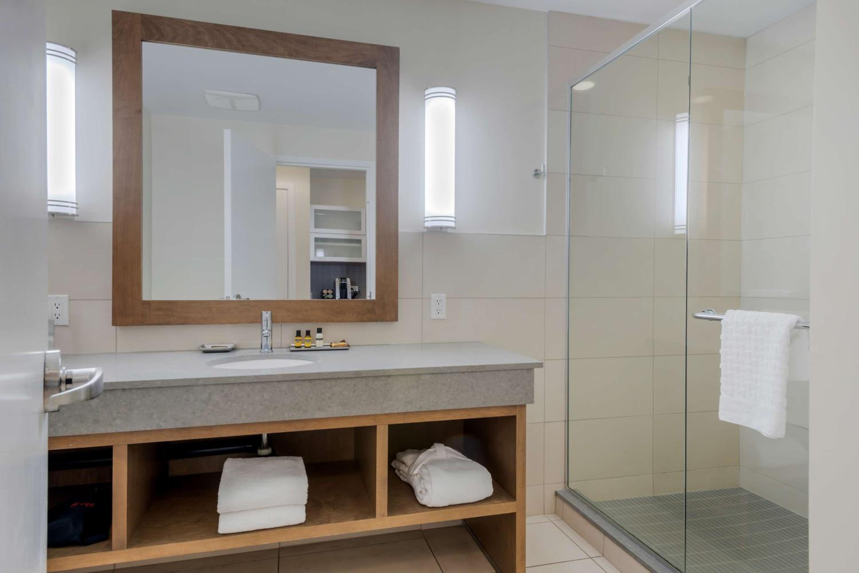 King Room with Shower and Kitchenette - Non-Smoking photo 1