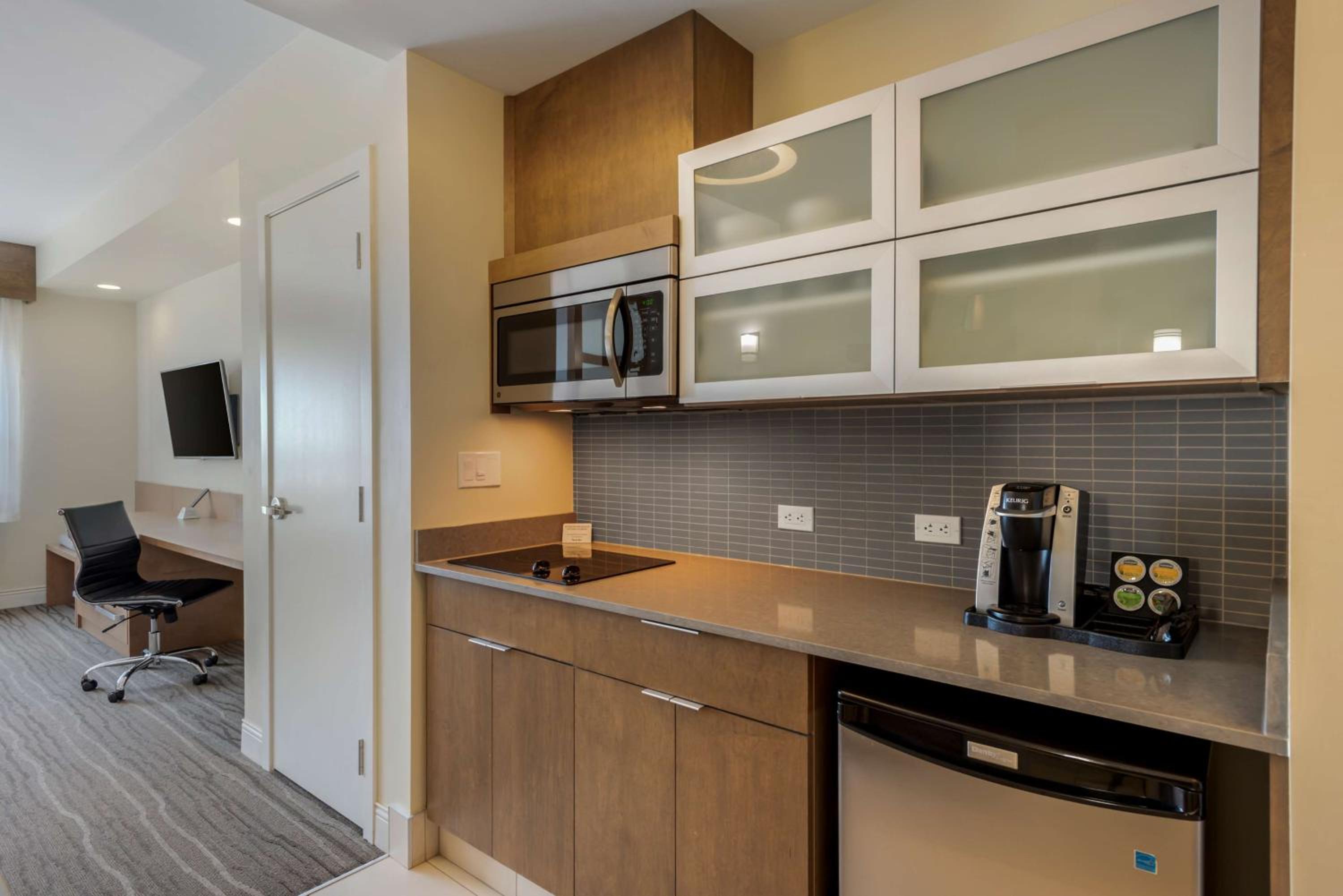 Queen Room with Kitchenette and Shower - Non-Smoking