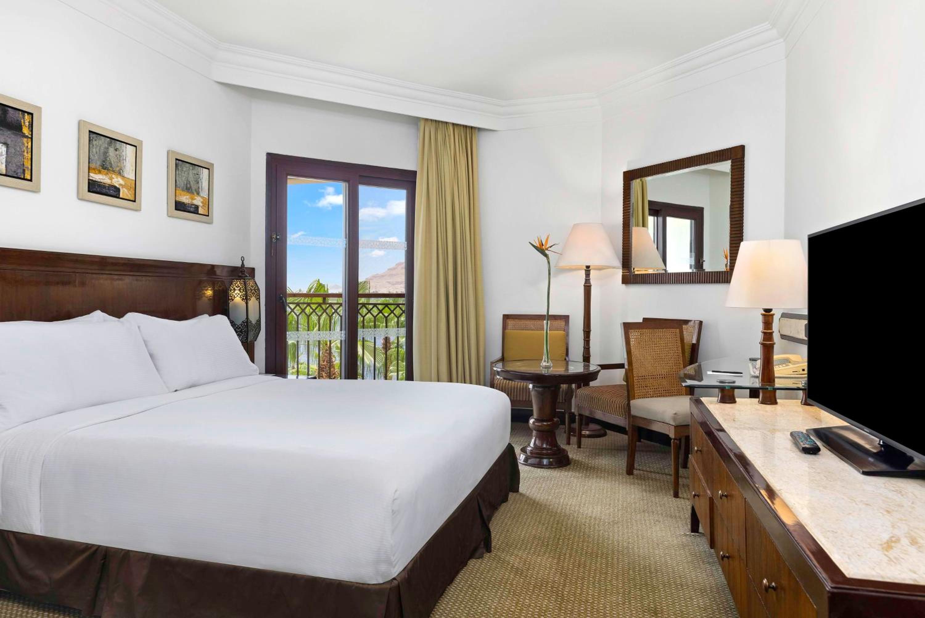One-Bedroom Guest King Room with River View