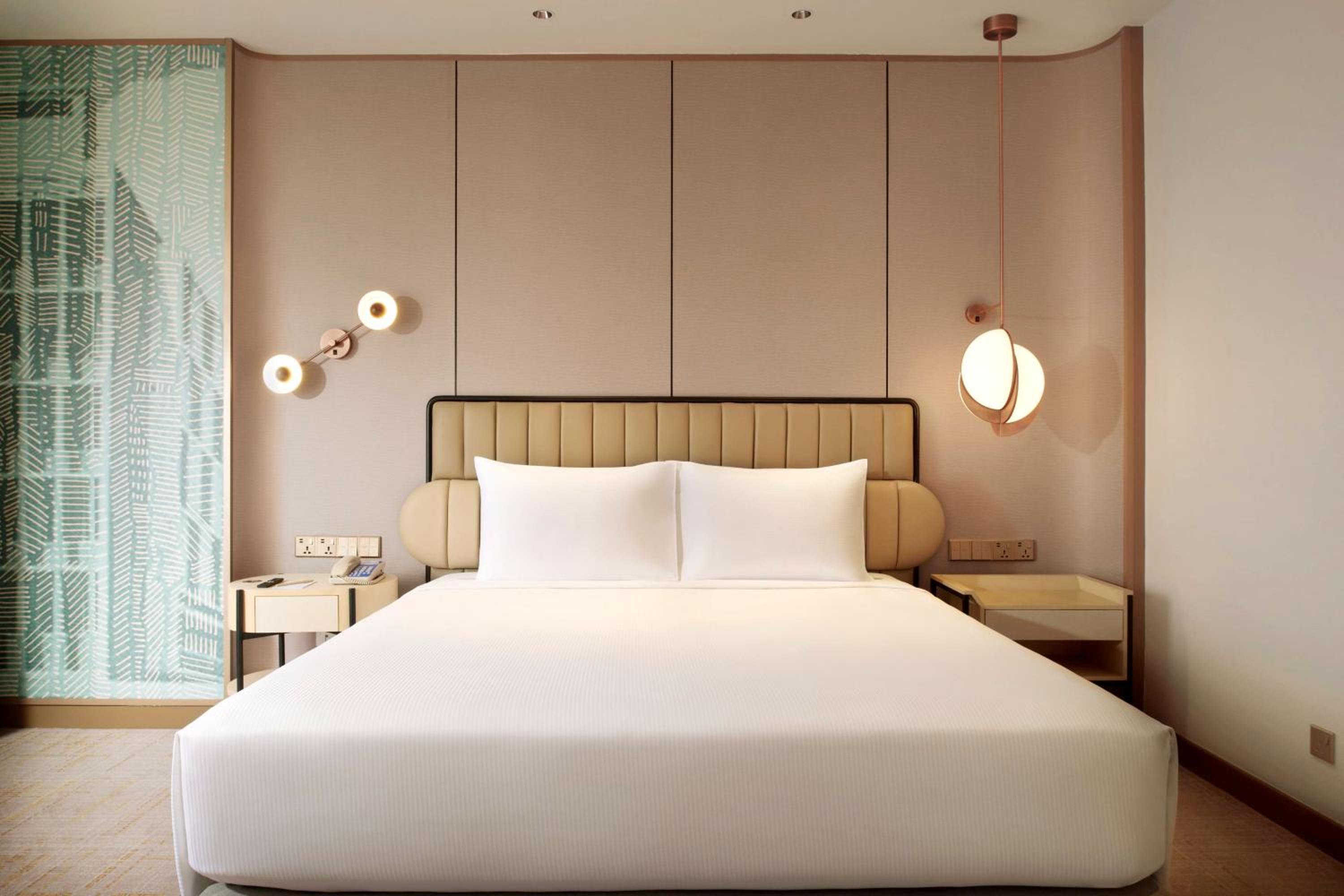 Deluxe Executive King Room with Lounge Access - Photo 1