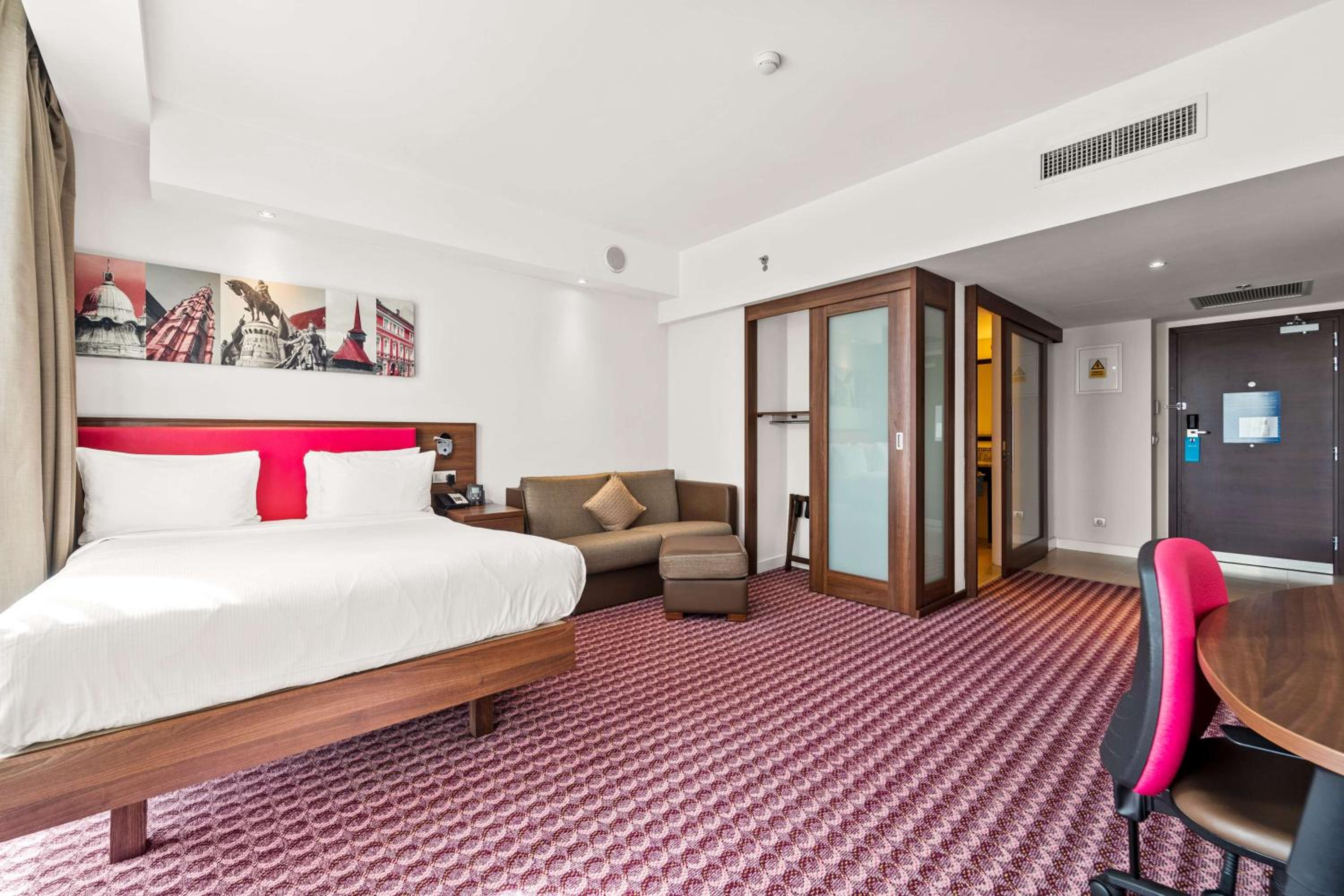 Queen Accessible Room NS - Photo 3