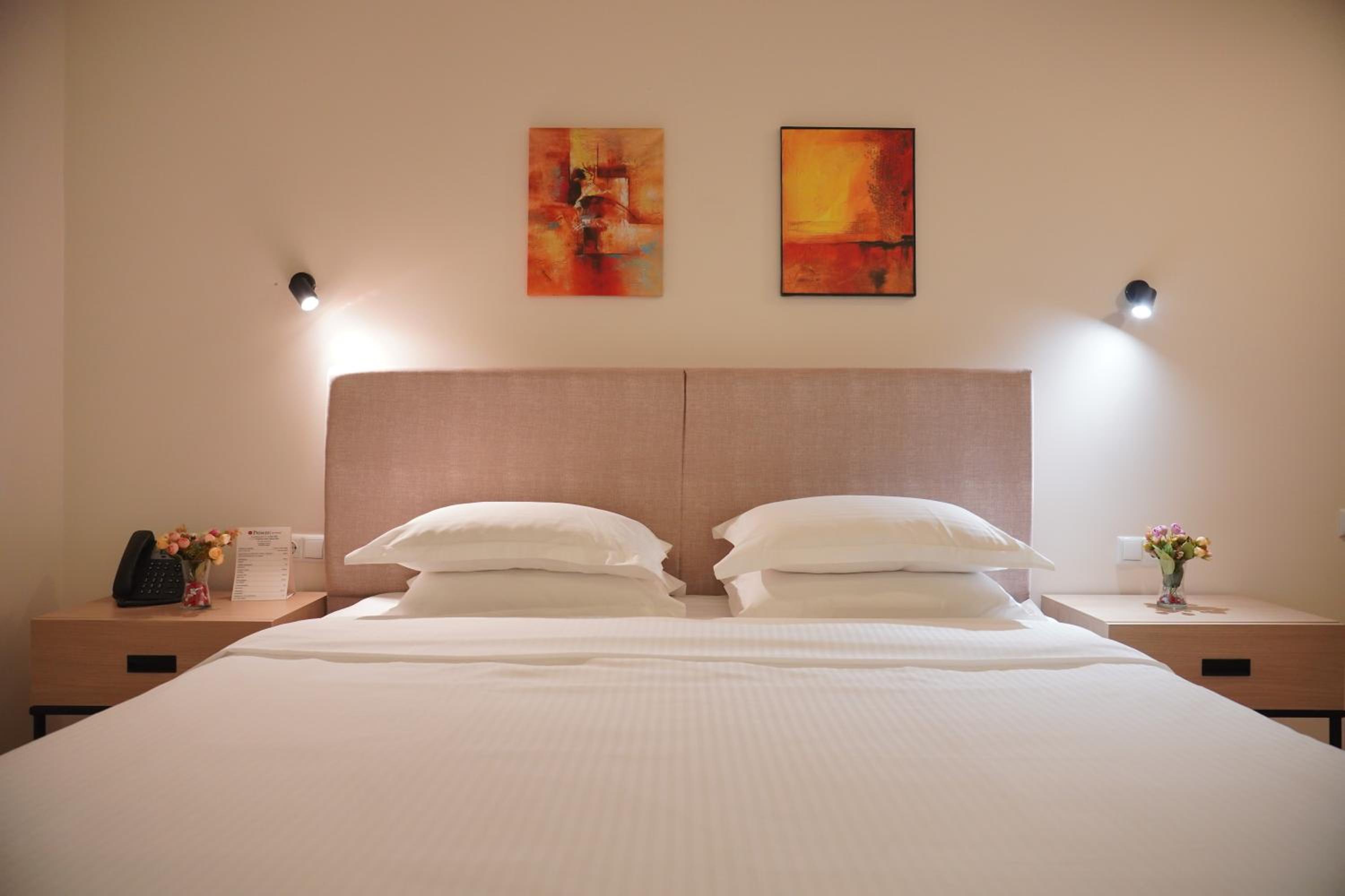 King Room with One King Bed and One Single Bed - Balcony/Mountain View photo 3