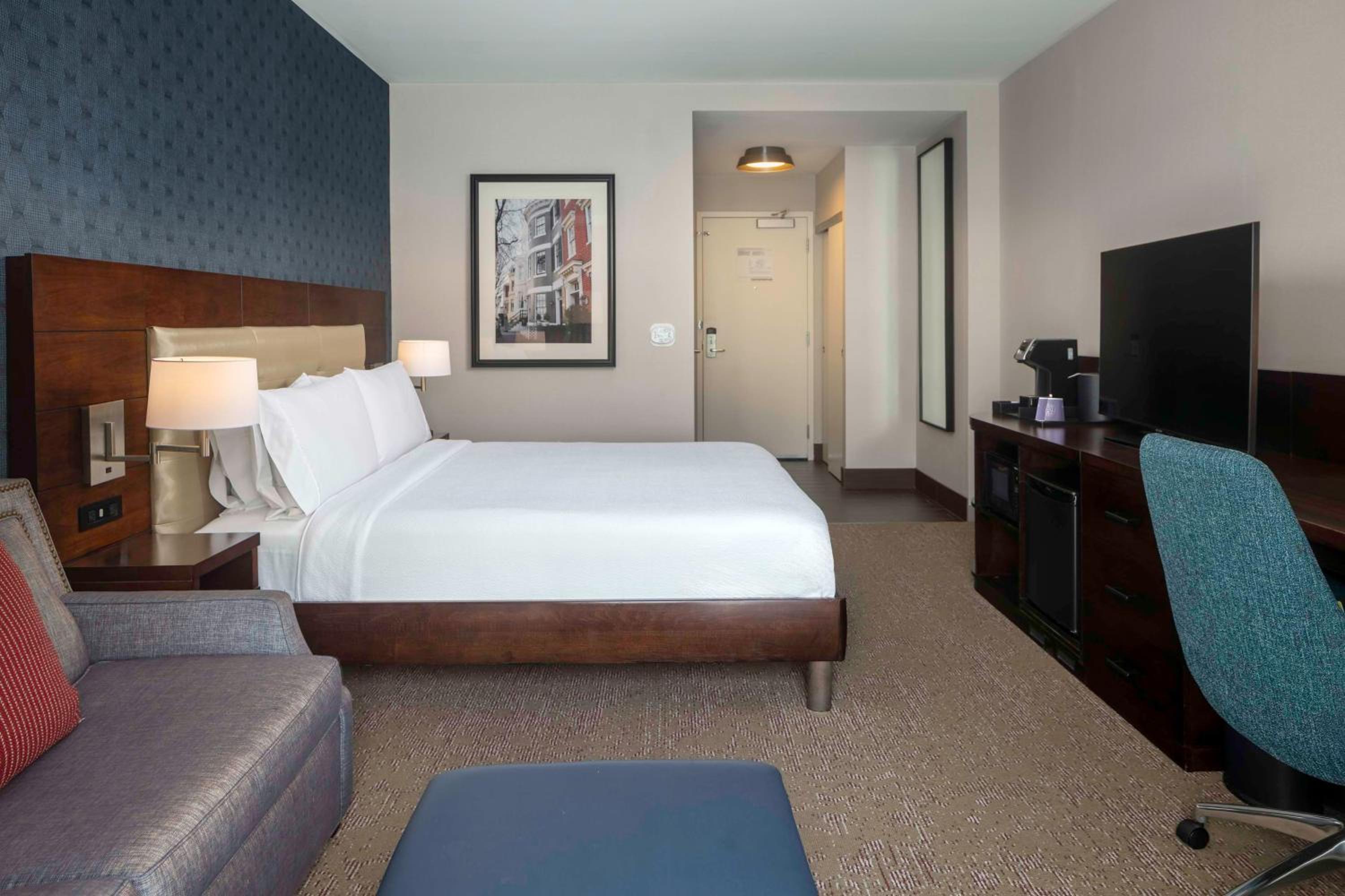 Deluxe King Room with Sofa Bed photo 2