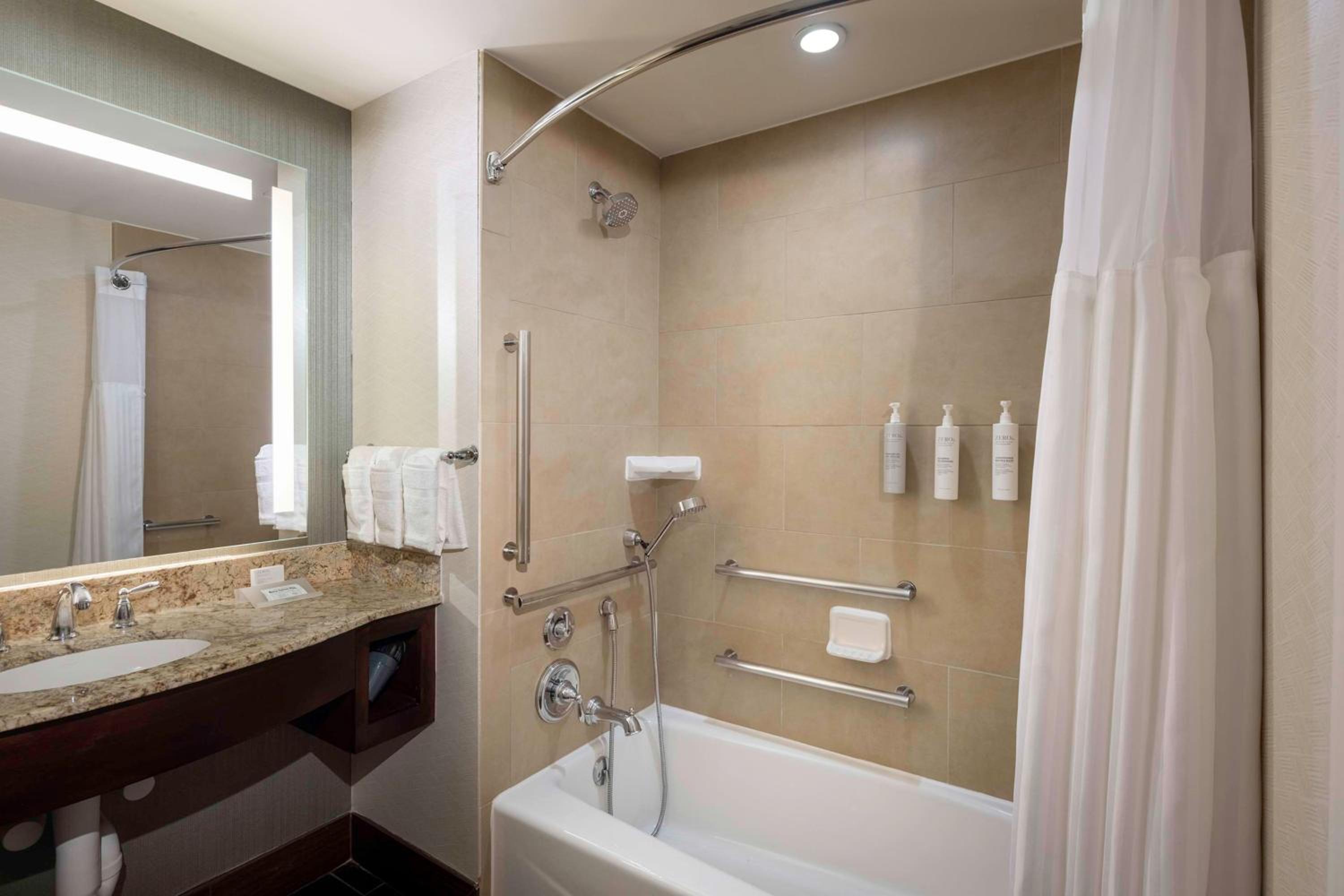 Queen Room with City View - High Floor photo 2