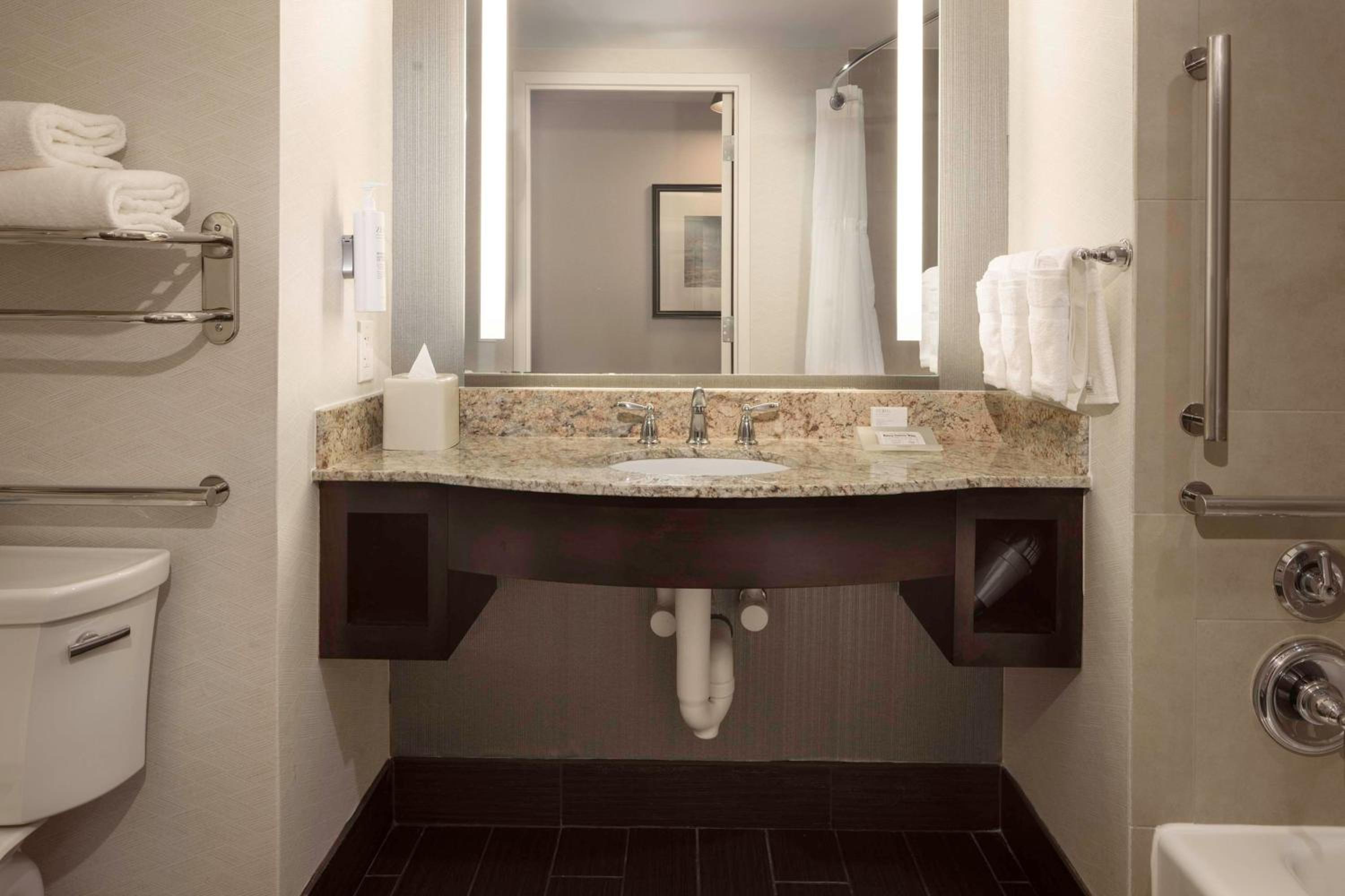 Queen Room with City View - High Floor photo 3