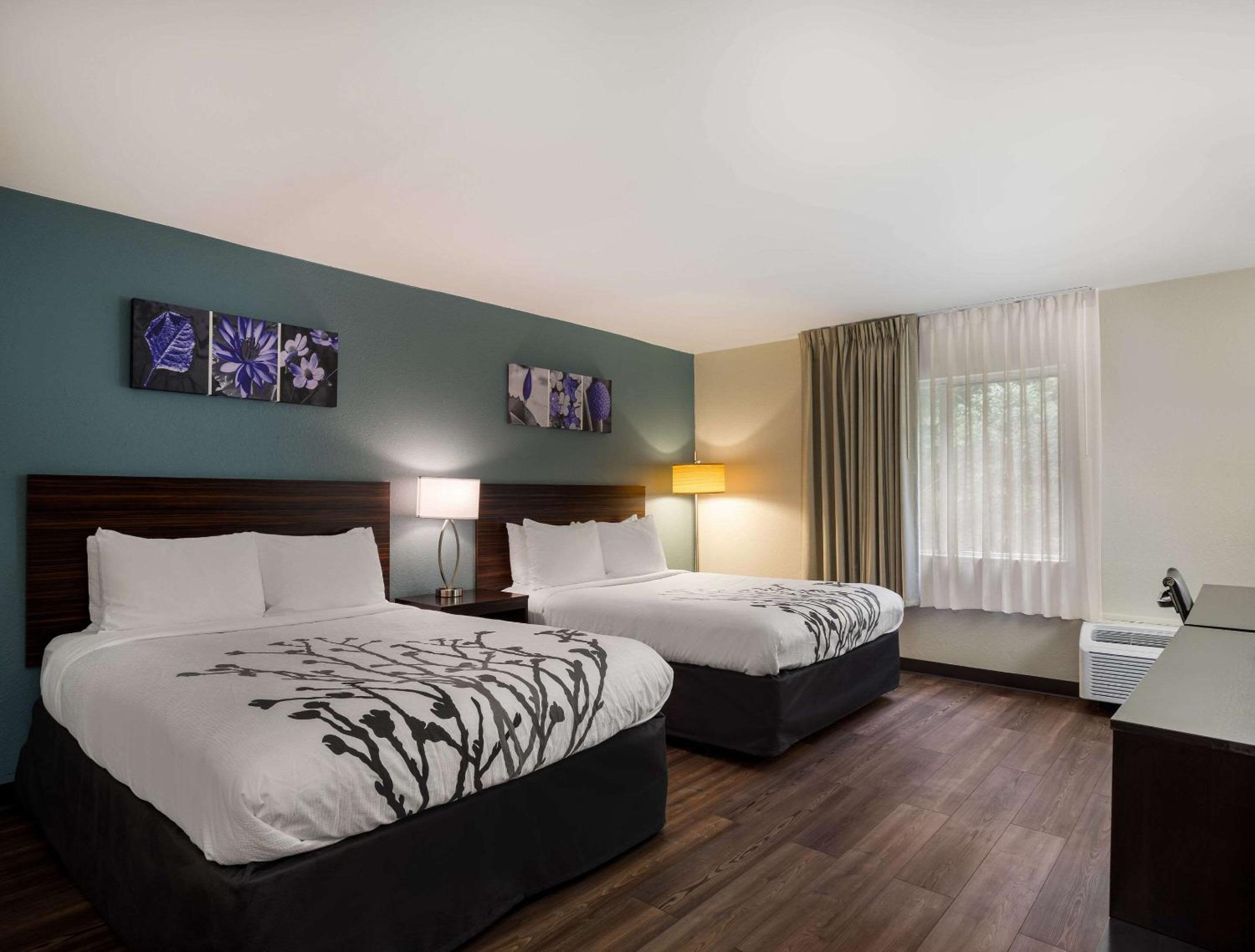 Queen Room with Two Queen Beds - Non-Smoking - Photo 1