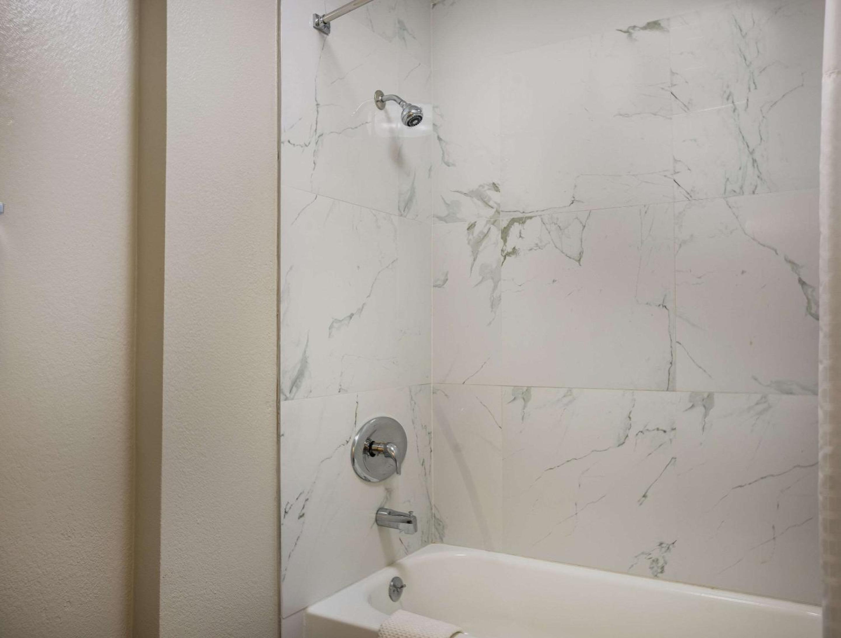 King Suite - Non-Smoking - Photo 2