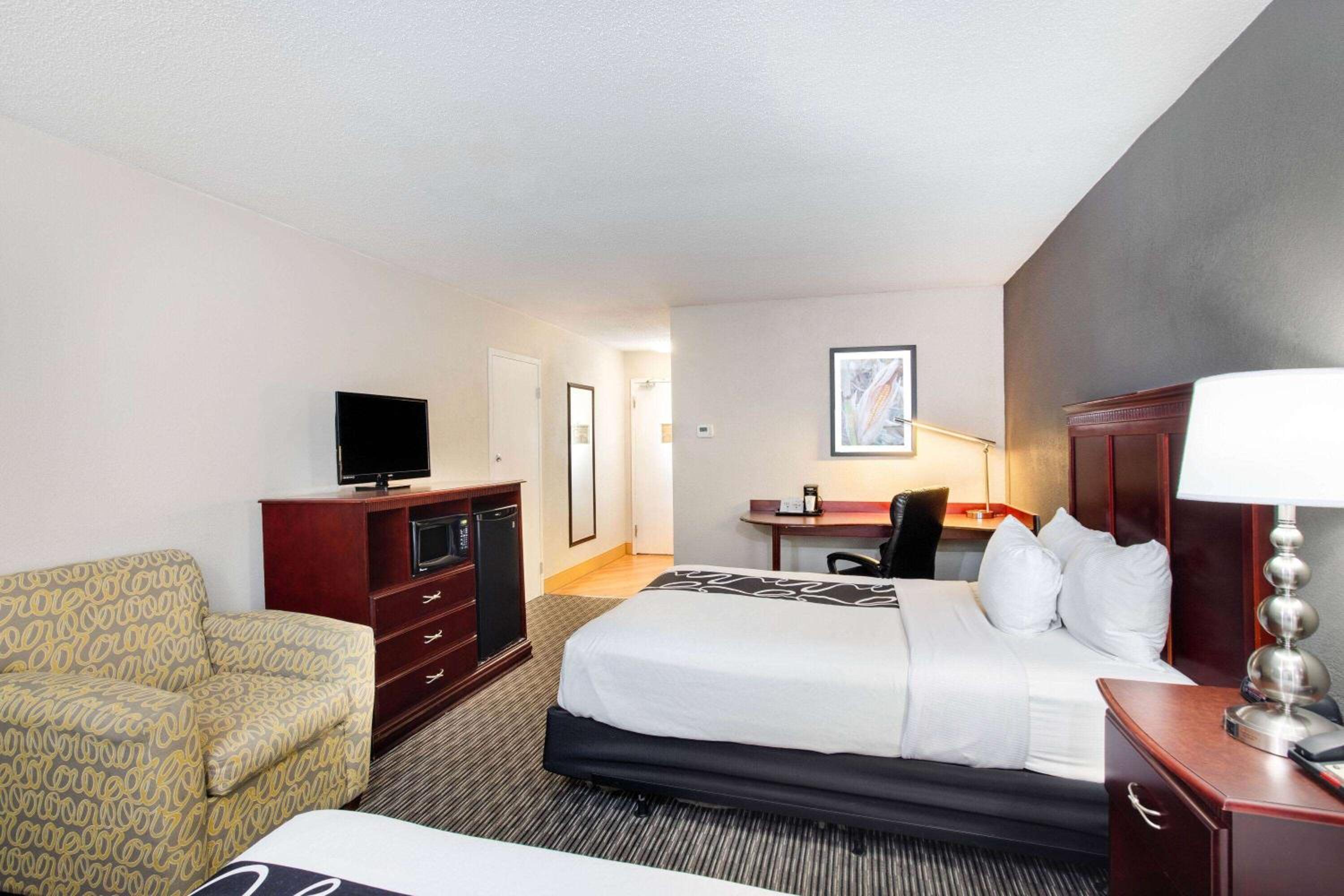 Queen Room with Two Queen Beds - Mobility Access/Non-Smoking - Photo 1
