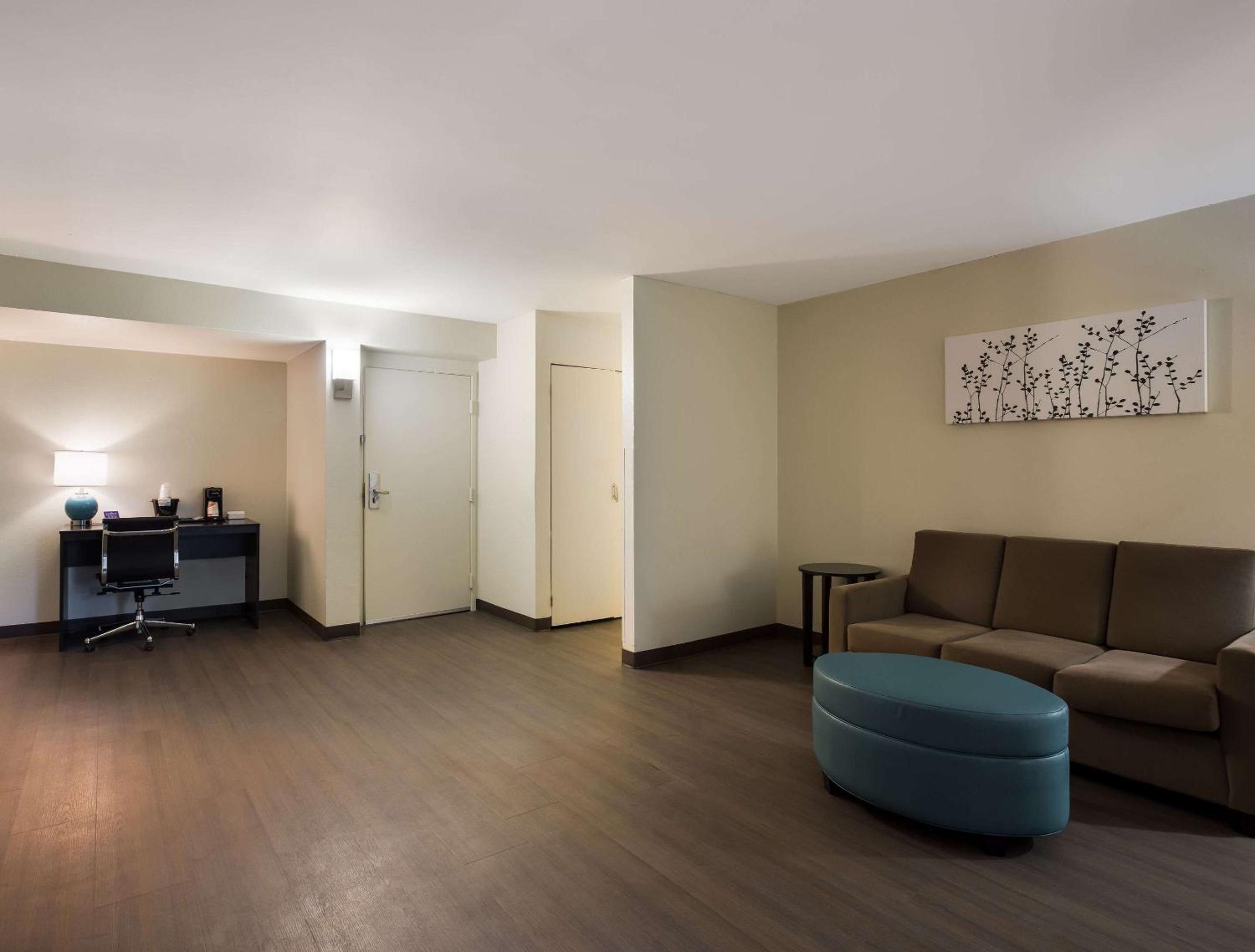 King Suite - Non-Smoking - Photo 10