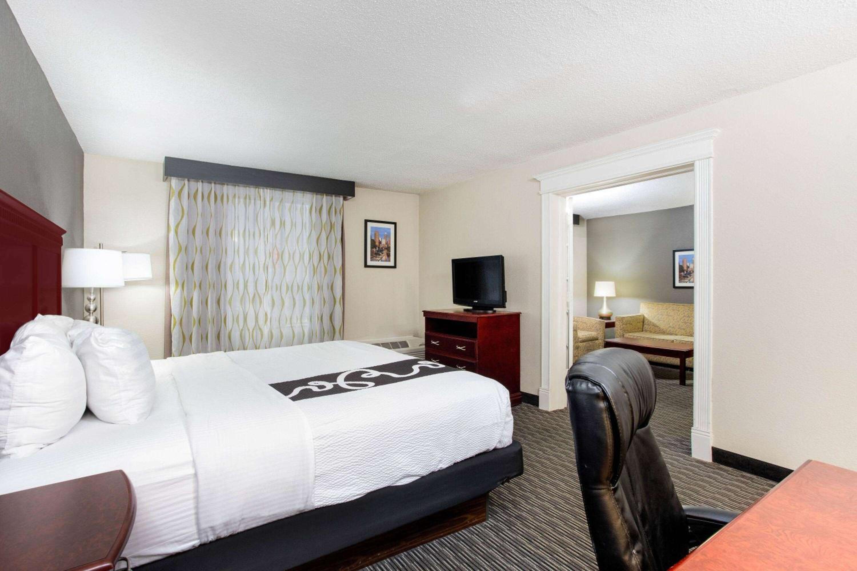King Suite with Whirlpool - Non-Smoking - Photo 1