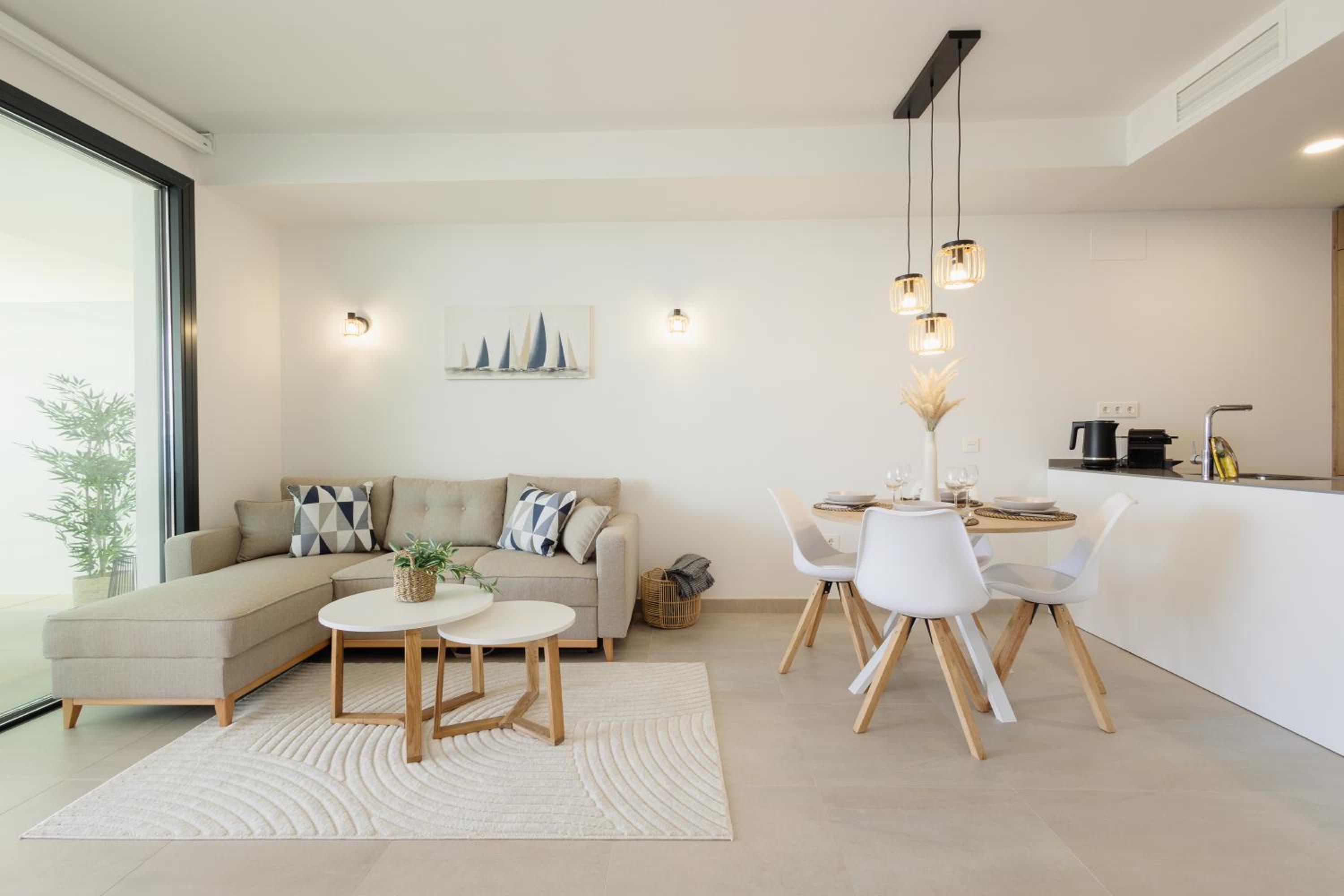 Apartamento de dos habitaciones con balcón y vista al mar