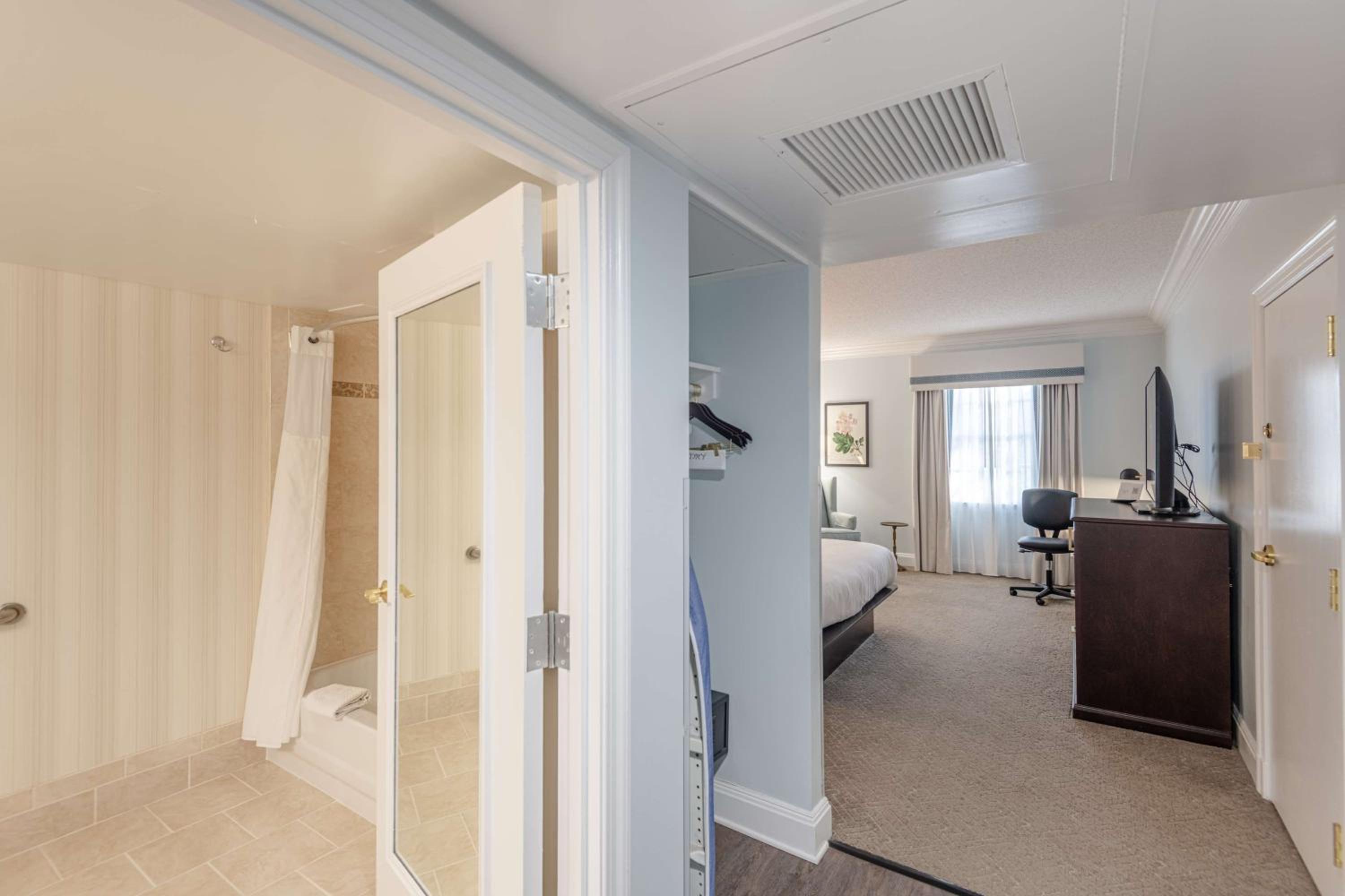 King Room with Bath Tub - Mobility Access - Photo 1