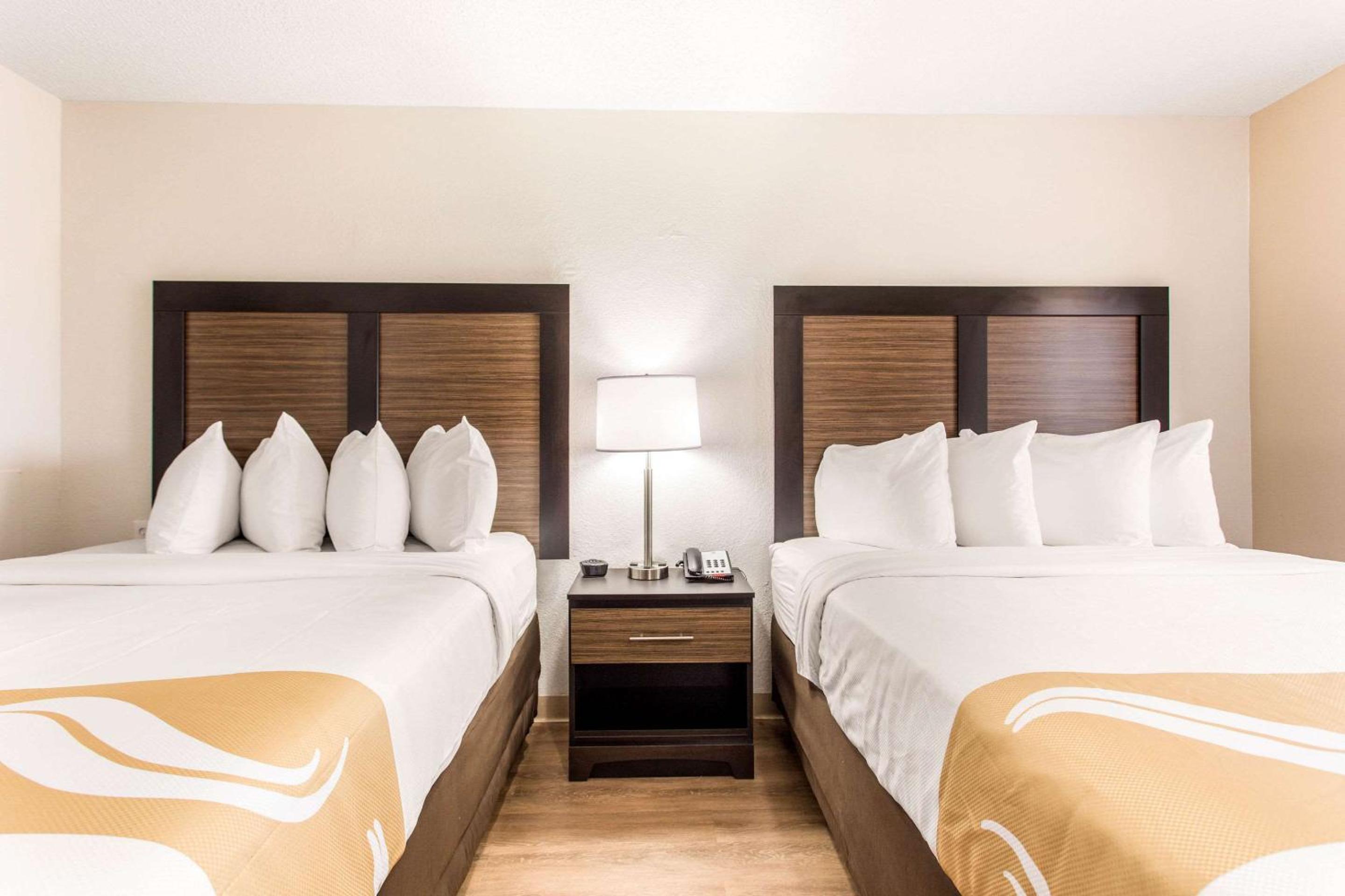 Queen Room with Two Queen Beds - Non-Smoking - Photo 3