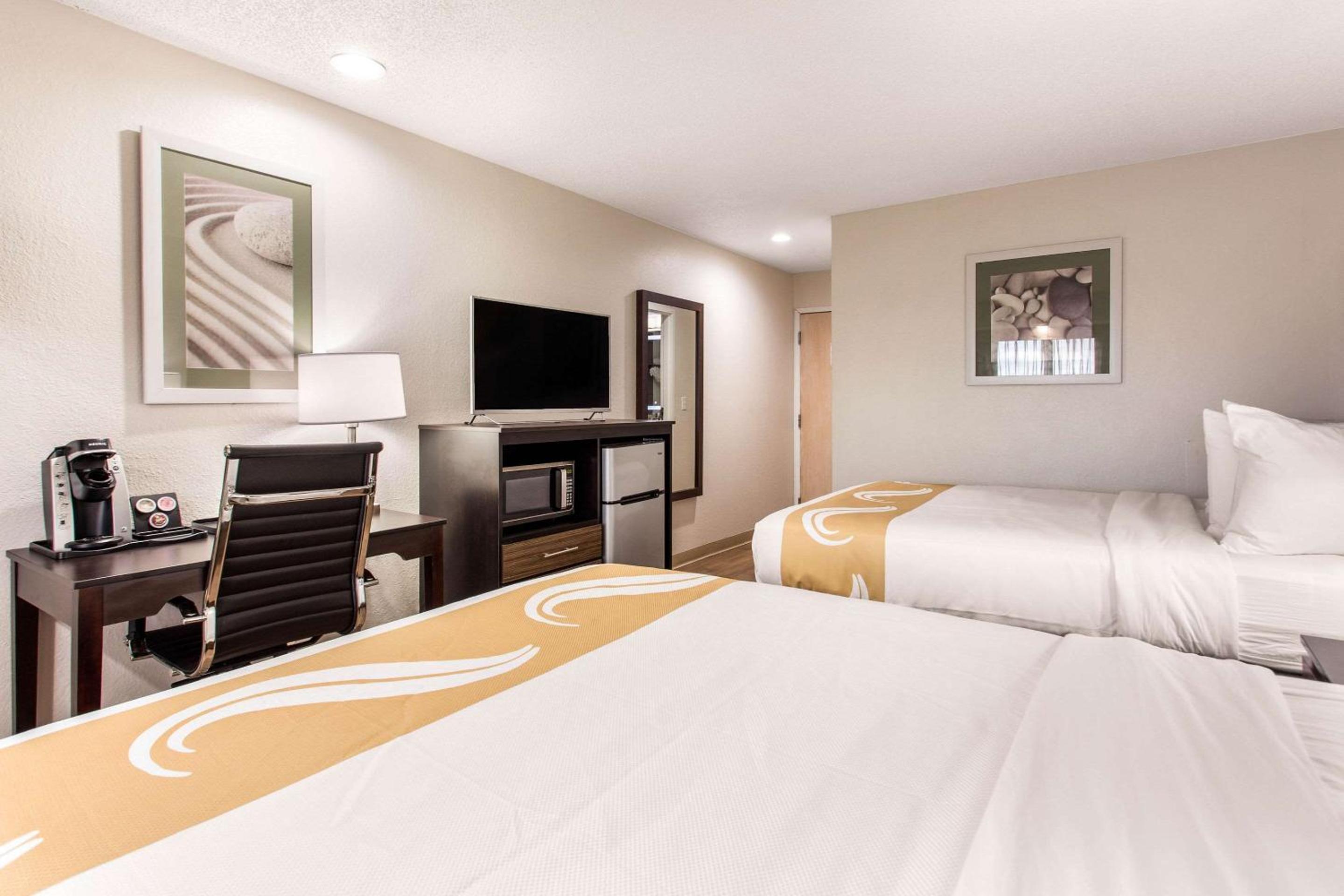 Queen Room with Two Queen Beds - Non-Smoking - Photo 4