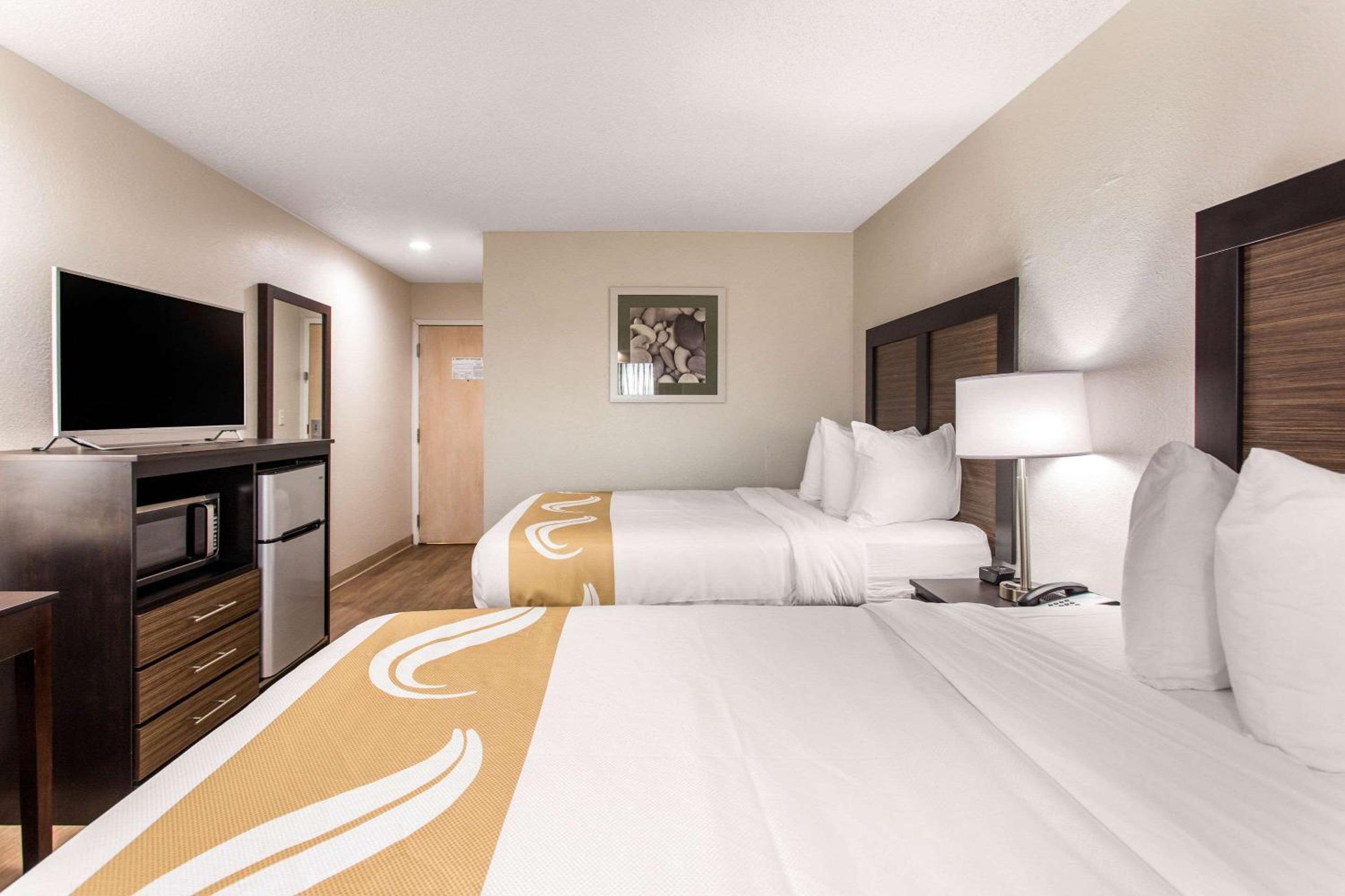 Queen Room with Two Queen Beds - Non-Smoking - Photo 5