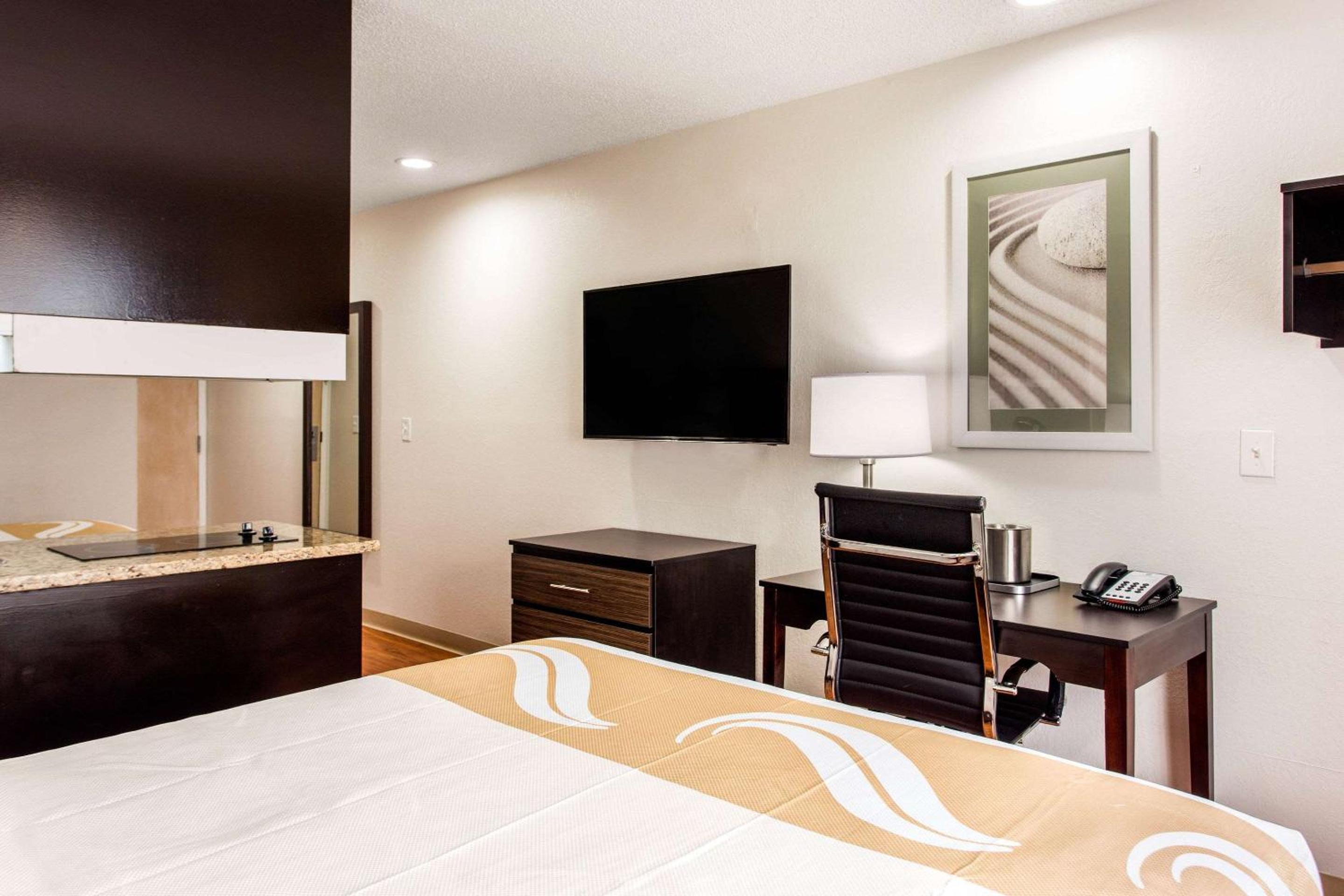 Queen Suite with Two Queen Beds - Non-Smoking - Photo 1
