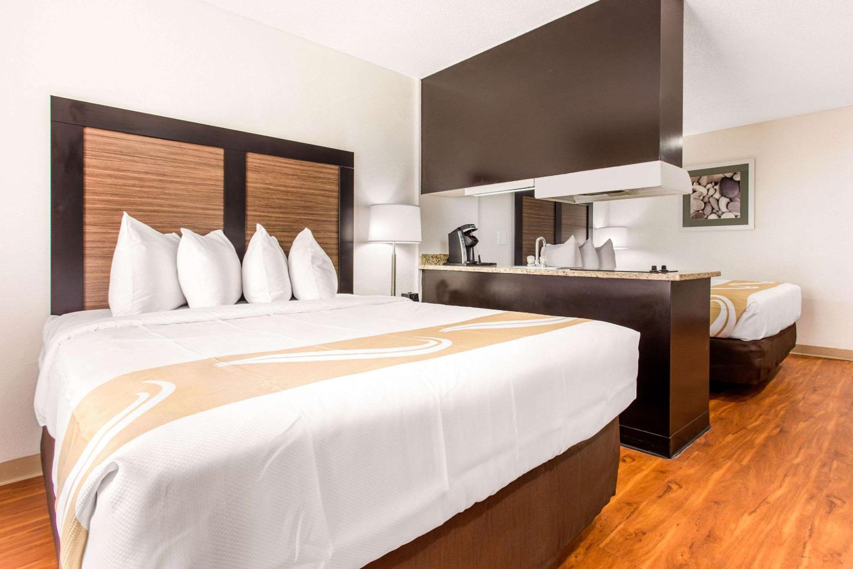 Queen Suite with Two Queen Beds - Non-Smoking - Photo 5