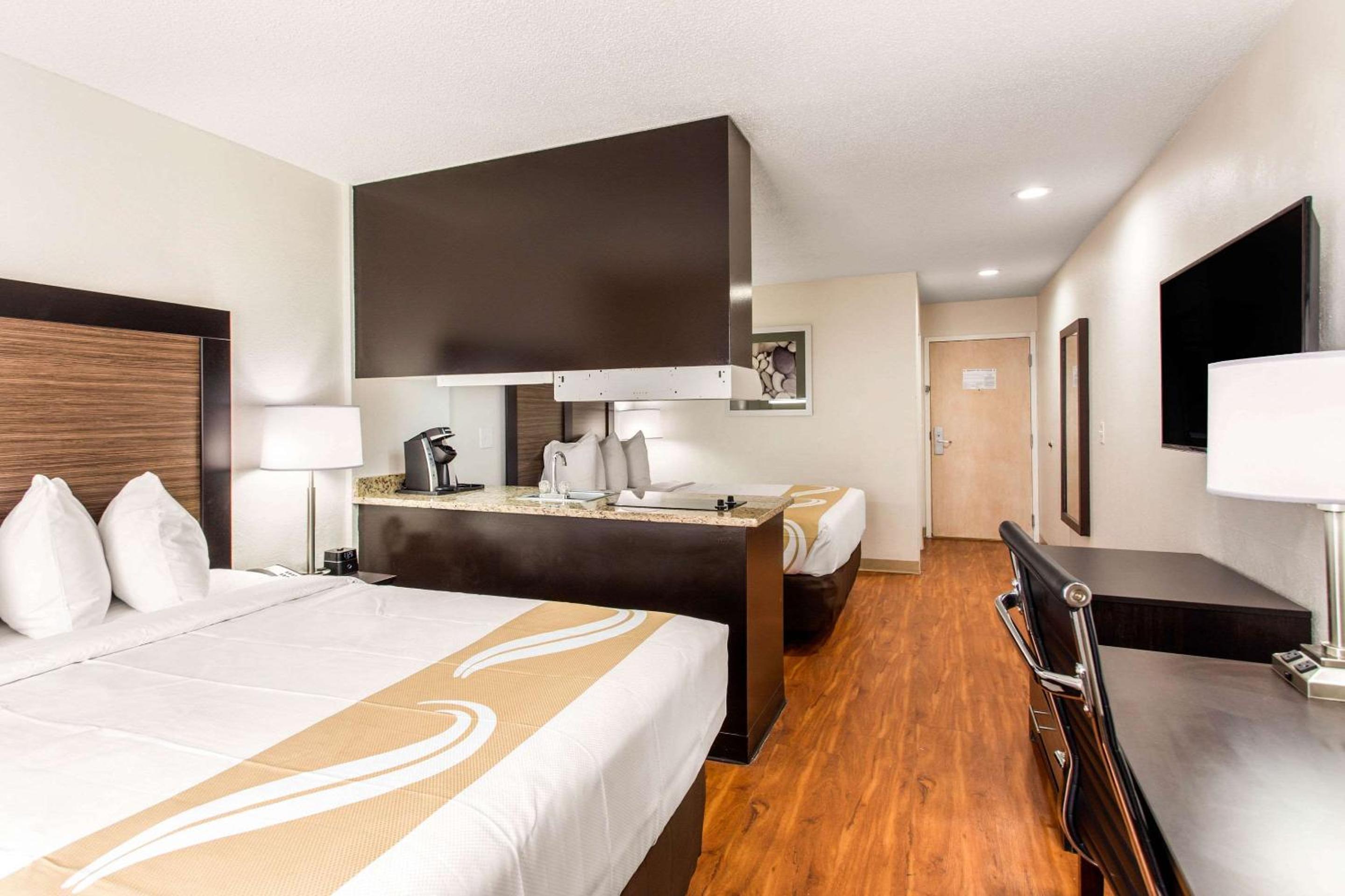 Queen Suite with Two Queen Beds - Non-Smoking - Photo 4