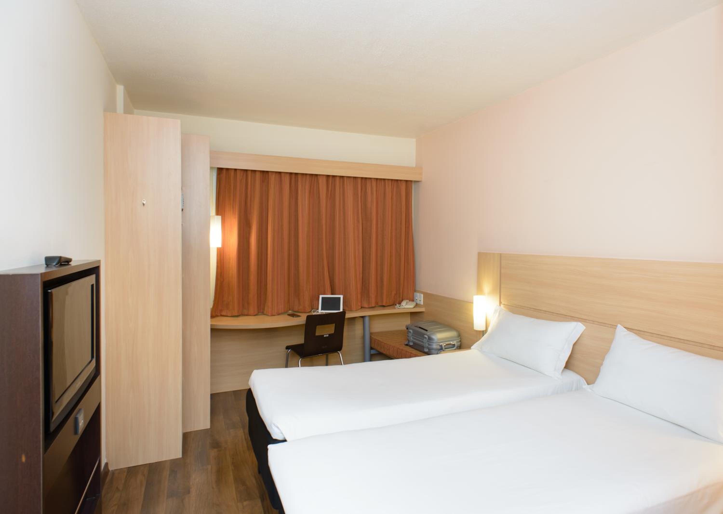 Standard Apartment with Two Single Beds - Photo 13