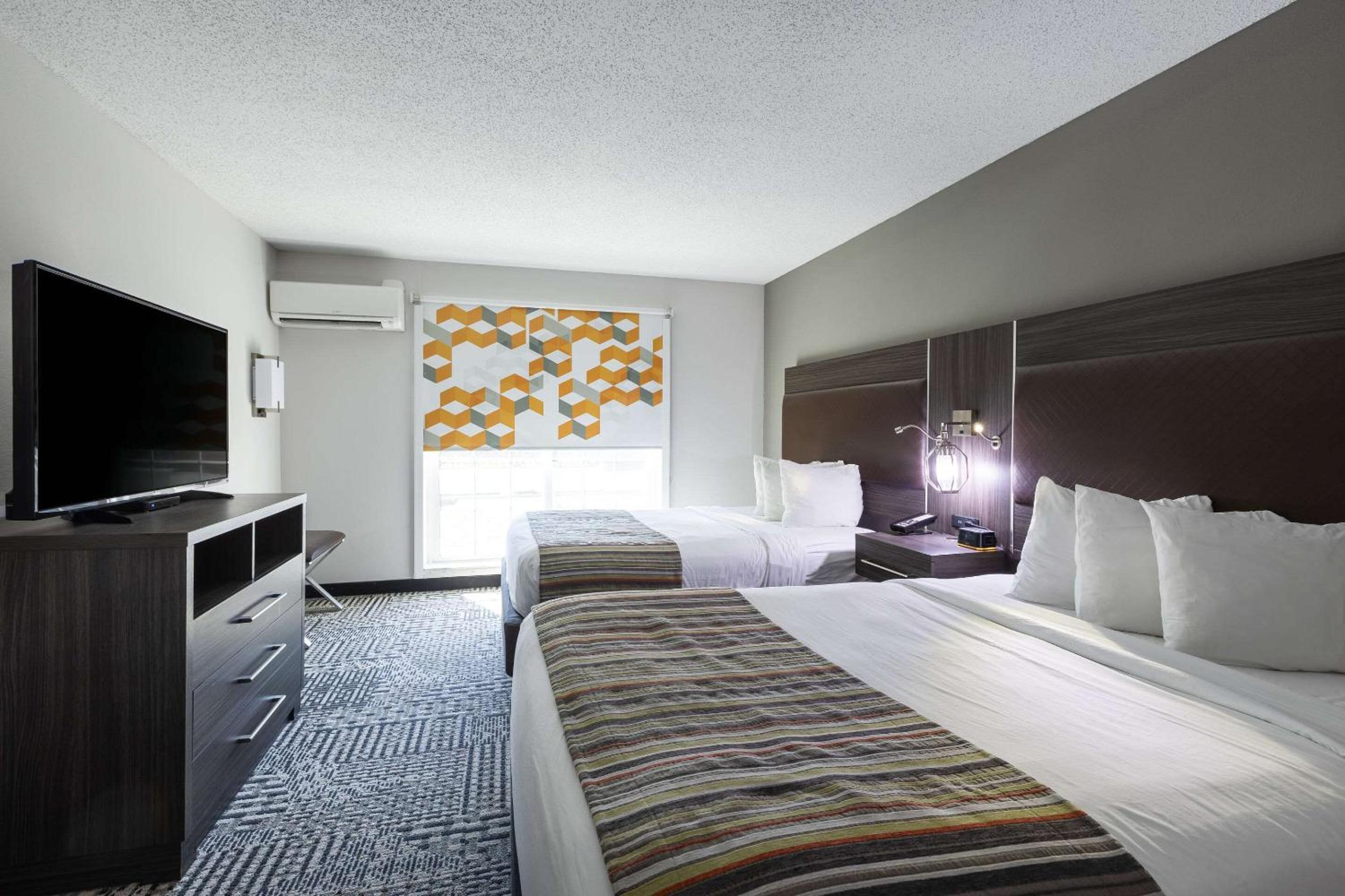 Queen Suite with Two Queen Beds and Sofa Bed - Non Smoking - Photo 1